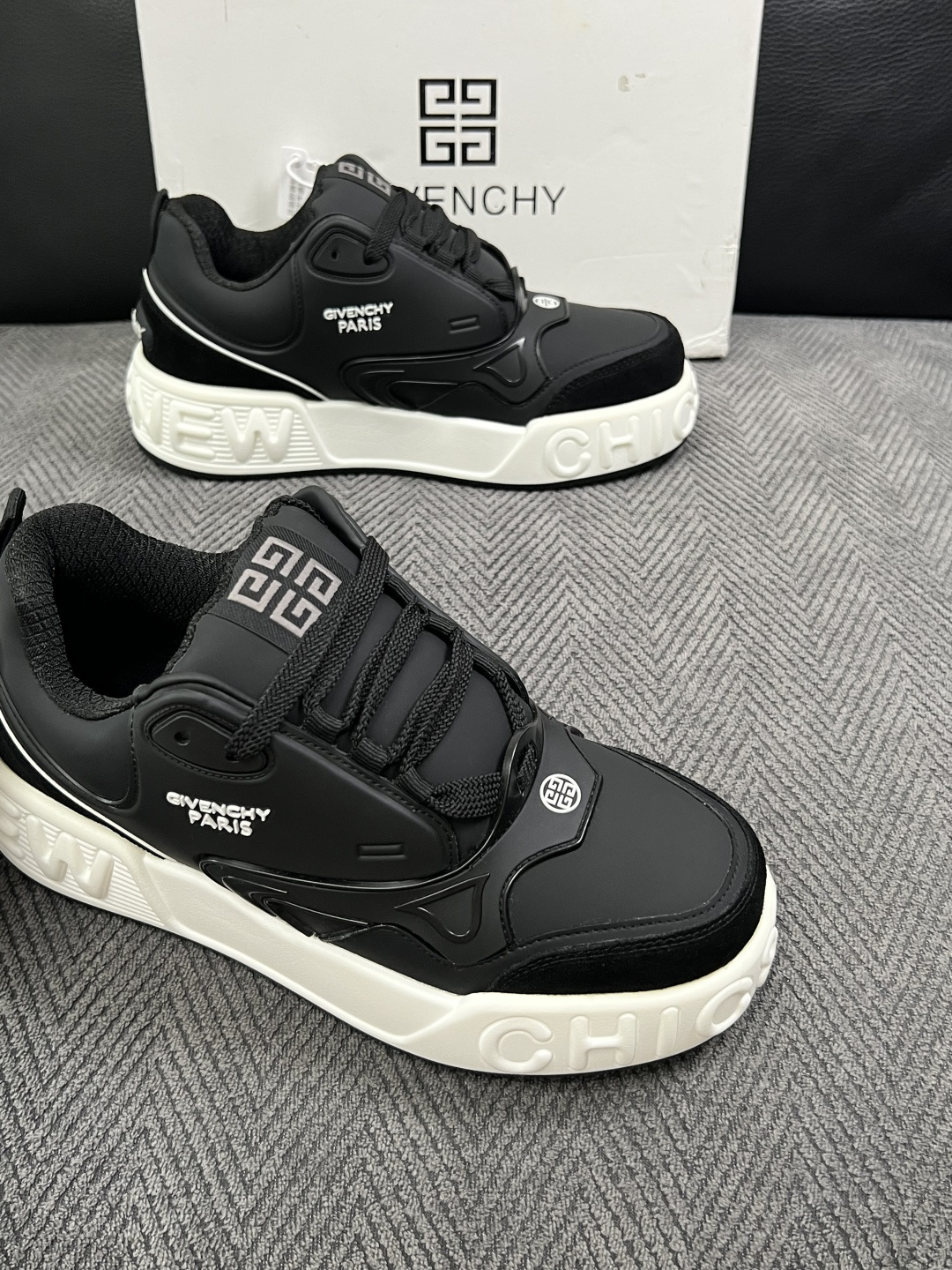 Givenchy 高品质  顶级工艺品  纪梵希 专柜同步原厂配置，意大利进口牛皮搭配面料，全鞋配件私模打造，柔软舒适网