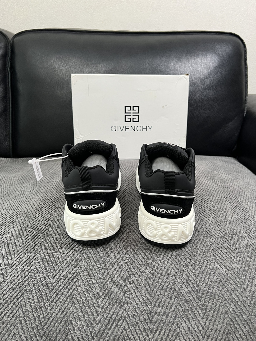 Givenchy 高品质  顶级工艺品  纪梵希 专柜同步原厂配置，意大利进口牛皮搭配面料，全鞋配件私模打造，柔软舒适网