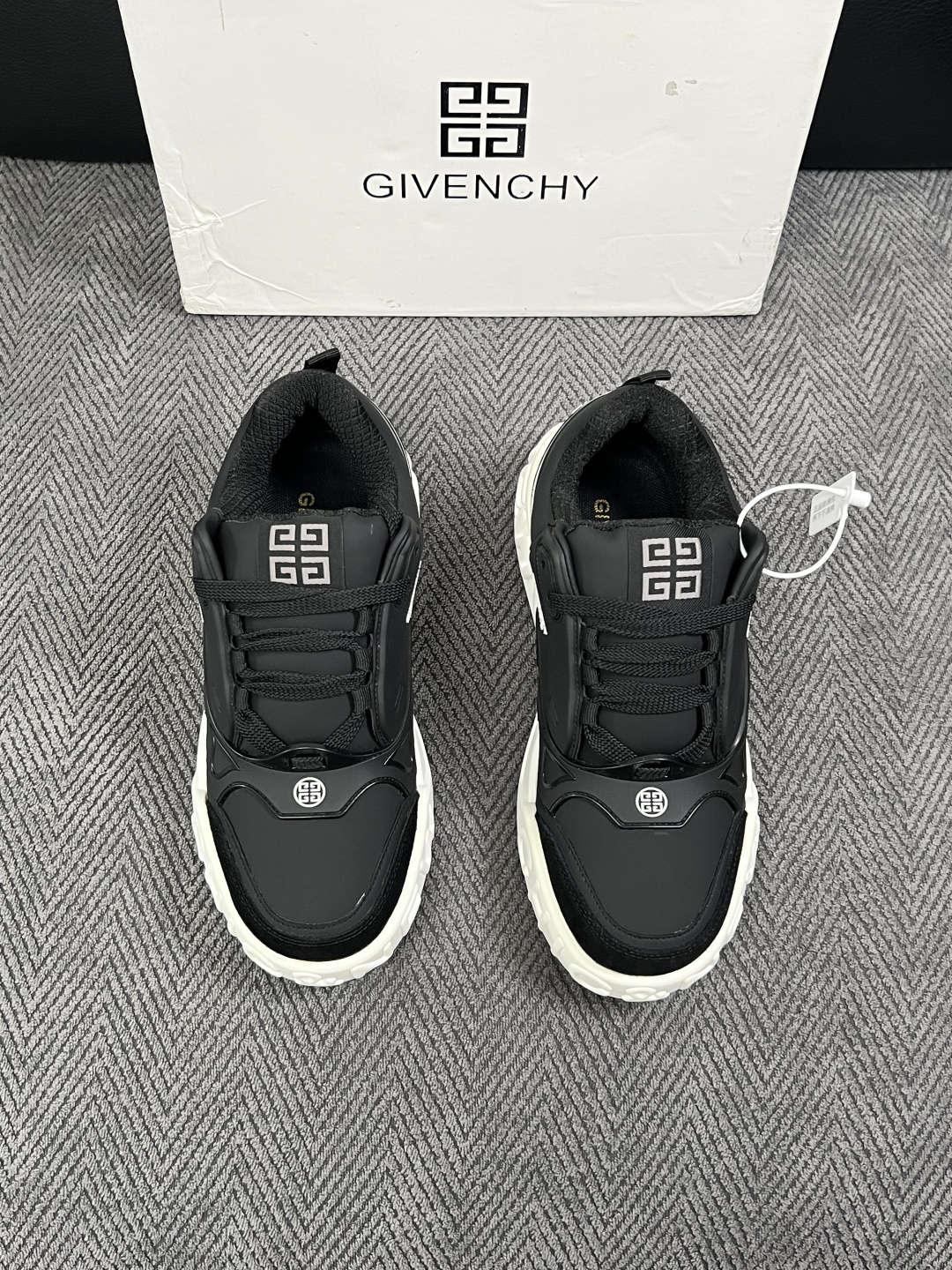 Givenchy 高品质  顶级工艺品  纪梵希 专柜同步原厂配置，意大利进口牛皮搭配面料，全鞋配件私模打造，柔软舒适网
