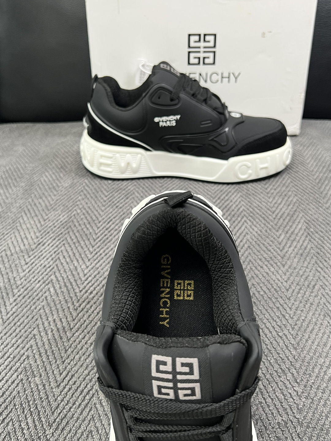 Givenchy 高品质  顶级工艺品  纪梵希 专柜同步原厂配置，意大利进口牛皮搭配面料，全鞋配件私模打造，柔软舒适网