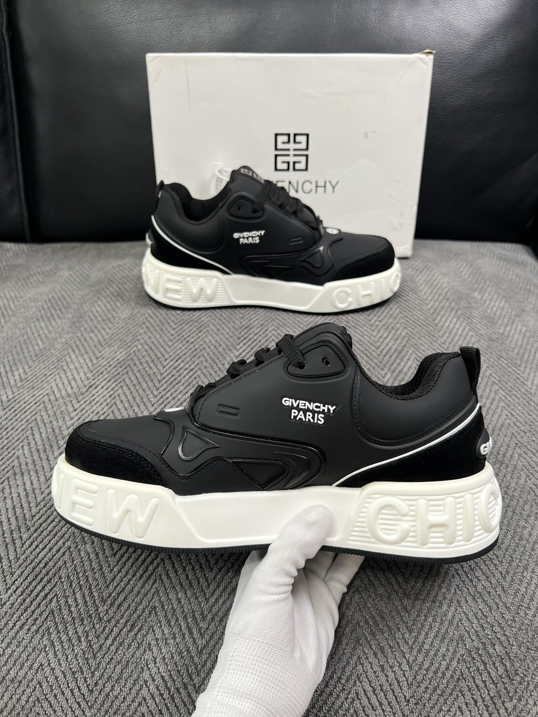 Givenchy 高品质  顶级工艺品  纪梵希 专柜同步原厂配置，意大利进口牛皮搭配面料，全鞋配件私模打造，柔软舒适网