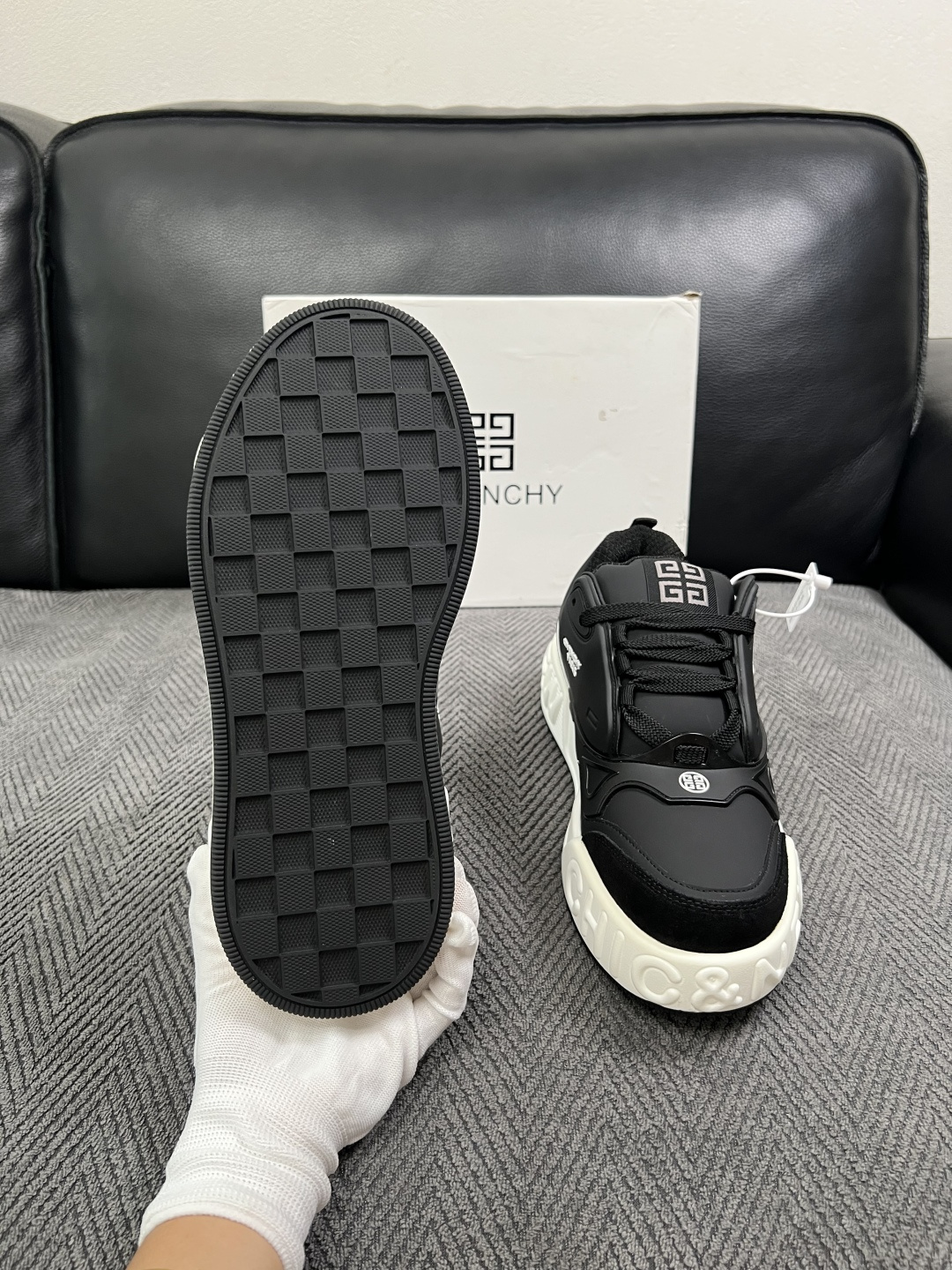 Givenchy 高品质  顶级工艺品  纪梵希 专柜同步原厂配置，意大利进口牛皮搭配面料，全鞋配件私模打造，柔软舒适网