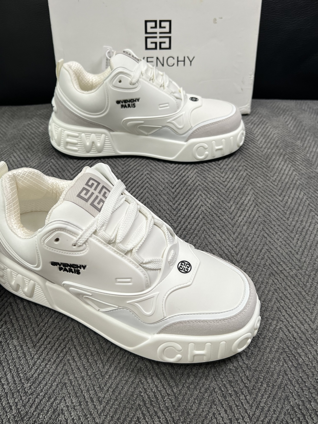 Givenchy 高品质  顶级工艺品  纪梵希 专柜同步原厂配置，意大利进口牛皮搭配面料，全鞋配件私模打造，柔软舒适网