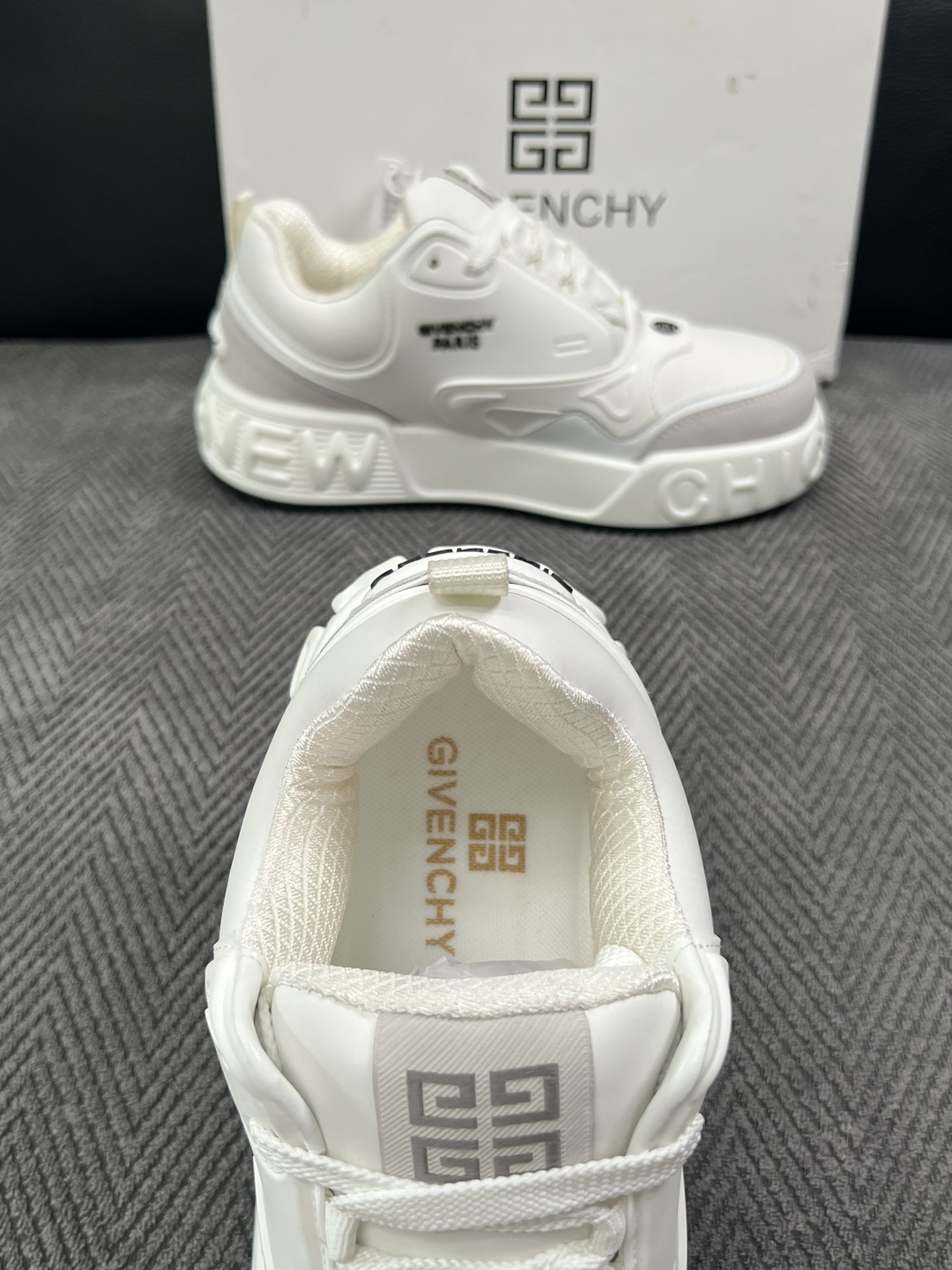 Givenchy 高品质  顶级工艺品  纪梵希 专柜同步原厂配置，意大利进口牛皮搭配面料，全鞋配件私模打造，柔软舒适网