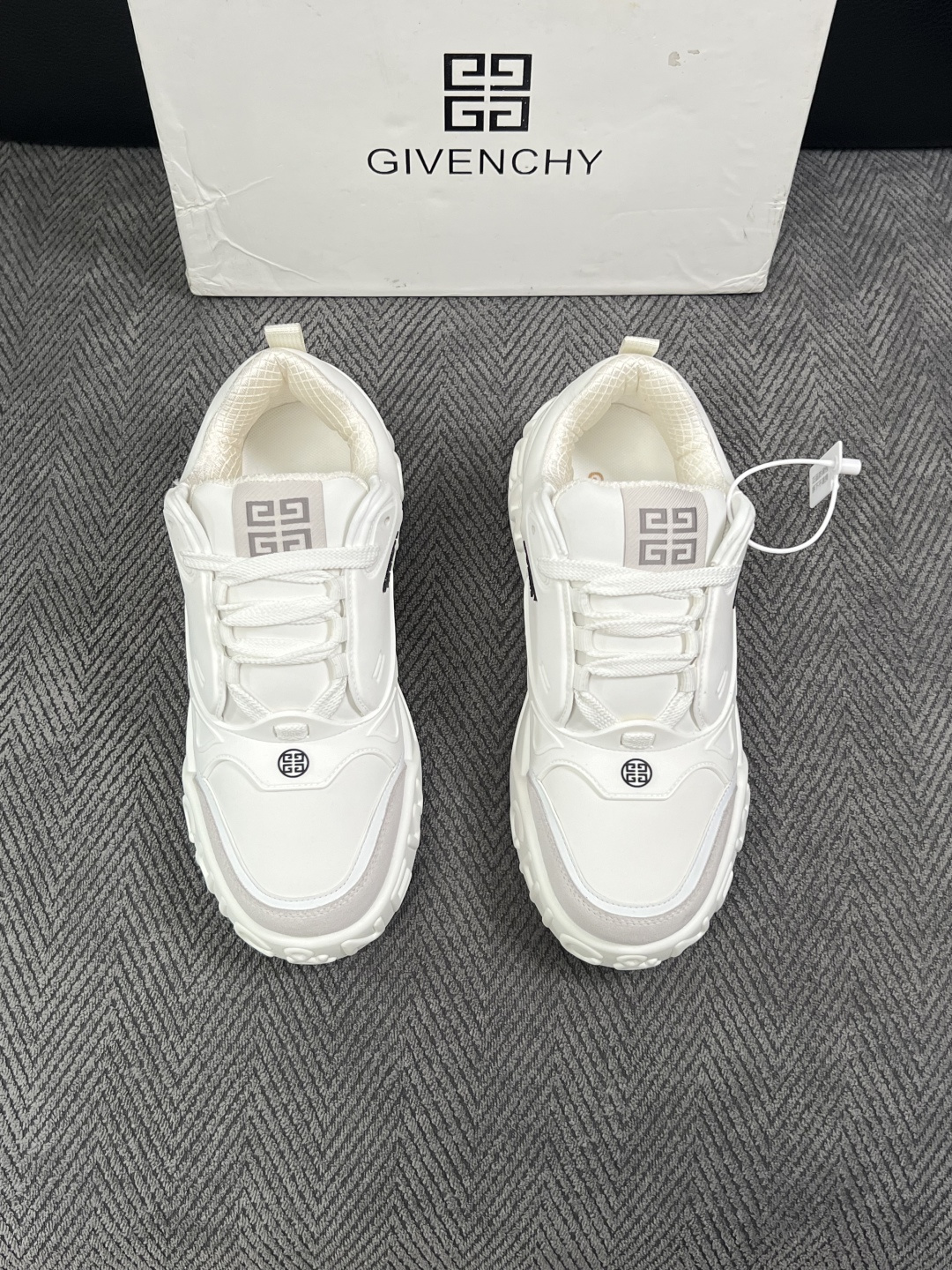 Givenchy 高品质  顶级工艺品  纪梵希 专柜同步原厂配置，意大利进口牛皮搭配面料，全鞋配件私模打造，柔软舒适网