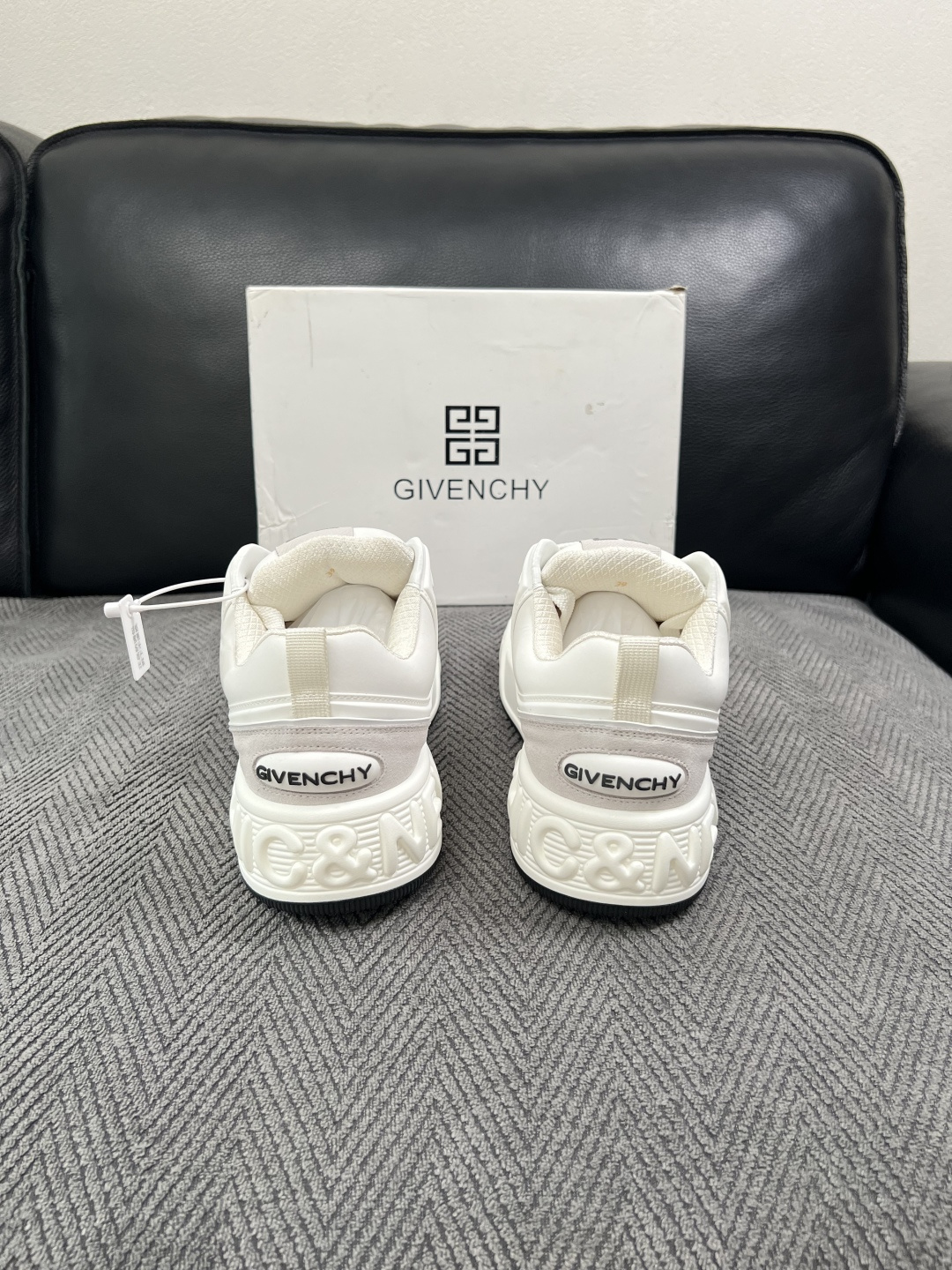 Givenchy 高品质  顶级工艺品  纪梵希 专柜同步原厂配置，意大利进口牛皮搭配面料，全鞋配件私模打造，柔软舒适网
