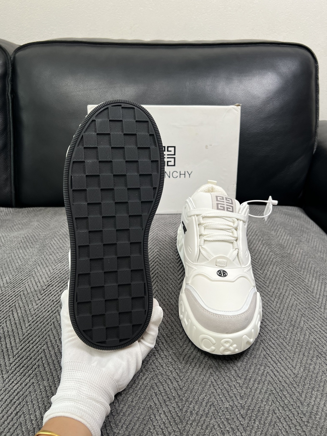 Givenchy 高品质  顶级工艺品  纪梵希 专柜同步原厂配置，意大利进口牛皮搭配面料，全鞋配件私模打造，柔软舒适网