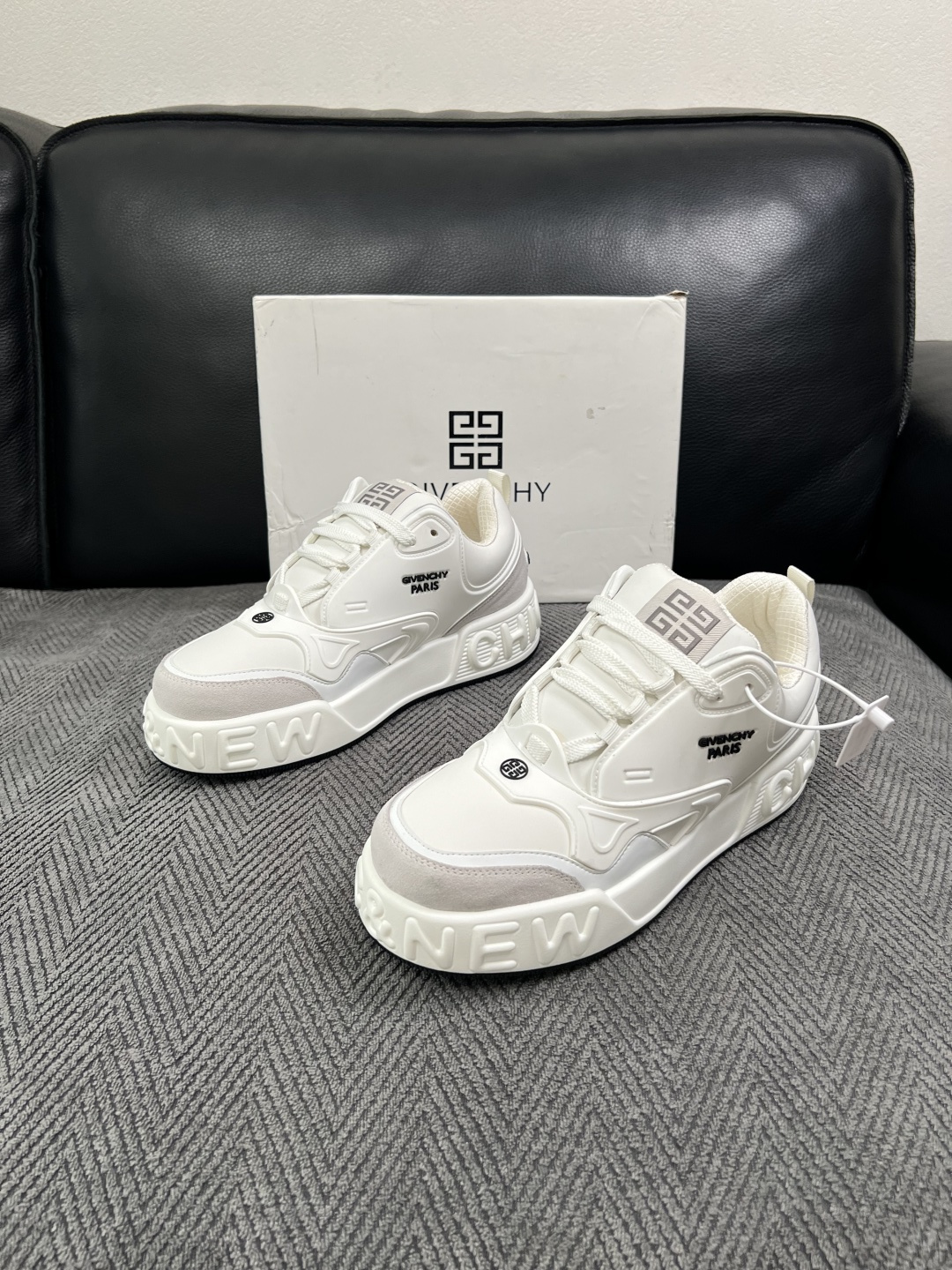 Givenchy 高品质  顶级工艺品  纪梵希 专柜同步原厂配置，意大利进口牛皮搭配面料，全鞋配件私模打造，柔软舒适网