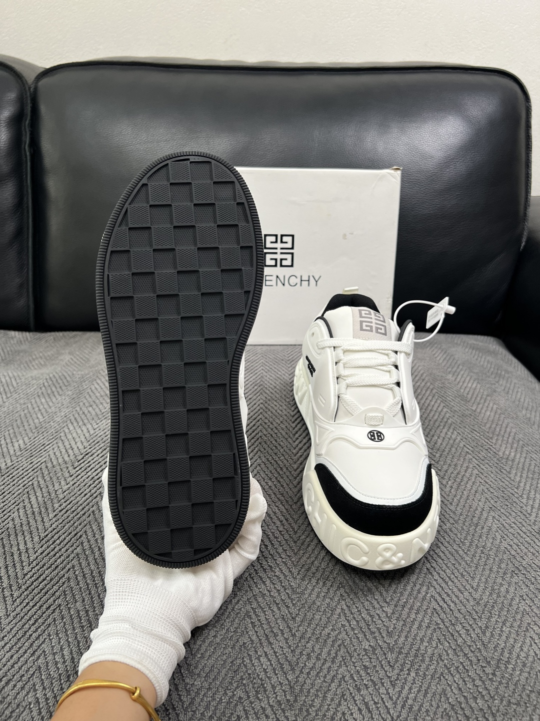 Givenchy 高品质  顶级工艺品  纪梵希 专柜同步原厂配置，意大利进口牛皮搭配面料，全鞋配件私模打造，柔软舒适网