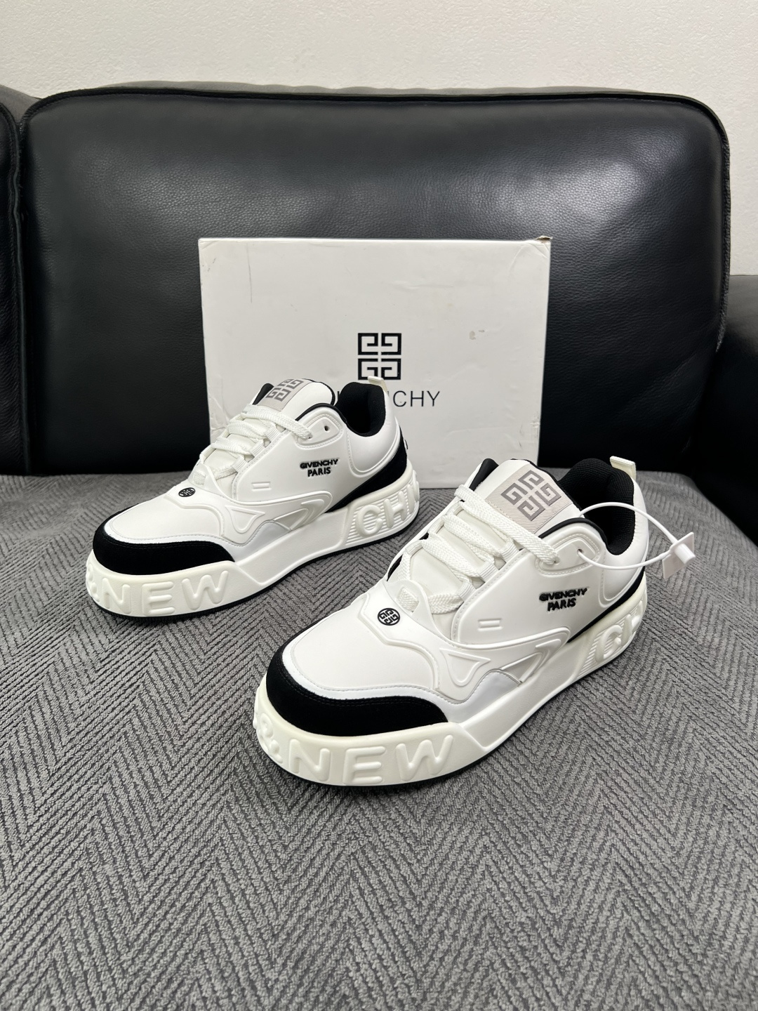 Givenchy 高品质  顶级工艺品  纪梵希 专柜同步原厂配置，意大利进口牛皮搭配面料，全鞋配件私模打造，柔软舒适网
