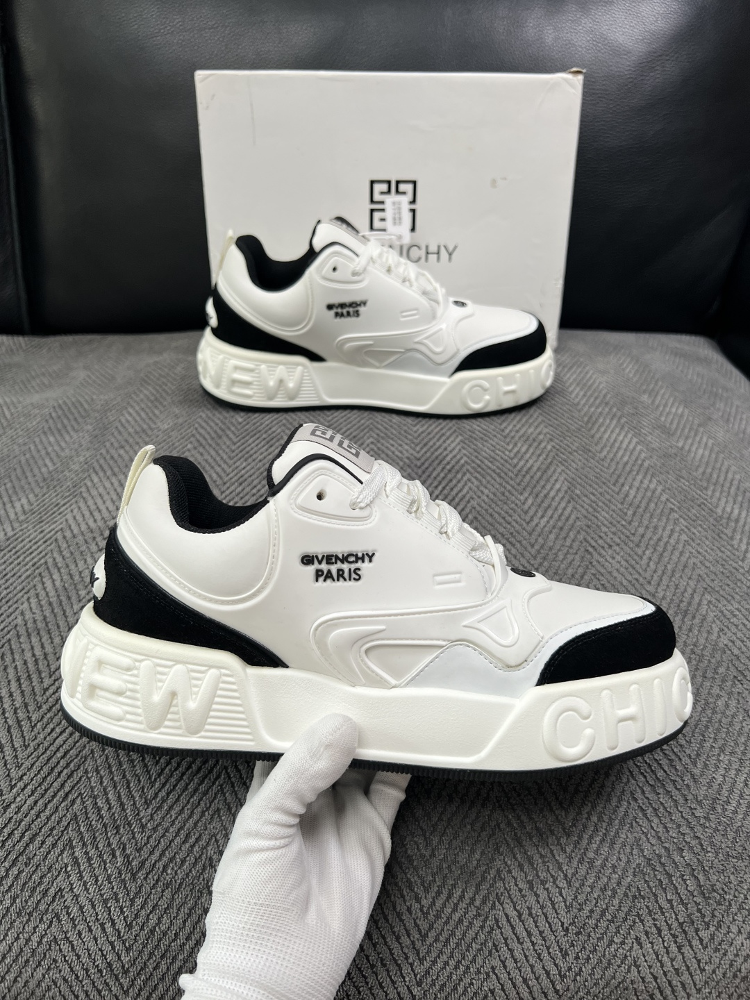 Givenchy 高品质  顶级工艺品  纪梵希 专柜同步原厂配置，意大利进口牛皮搭配面料，全鞋配件私模打造，柔软舒适网
