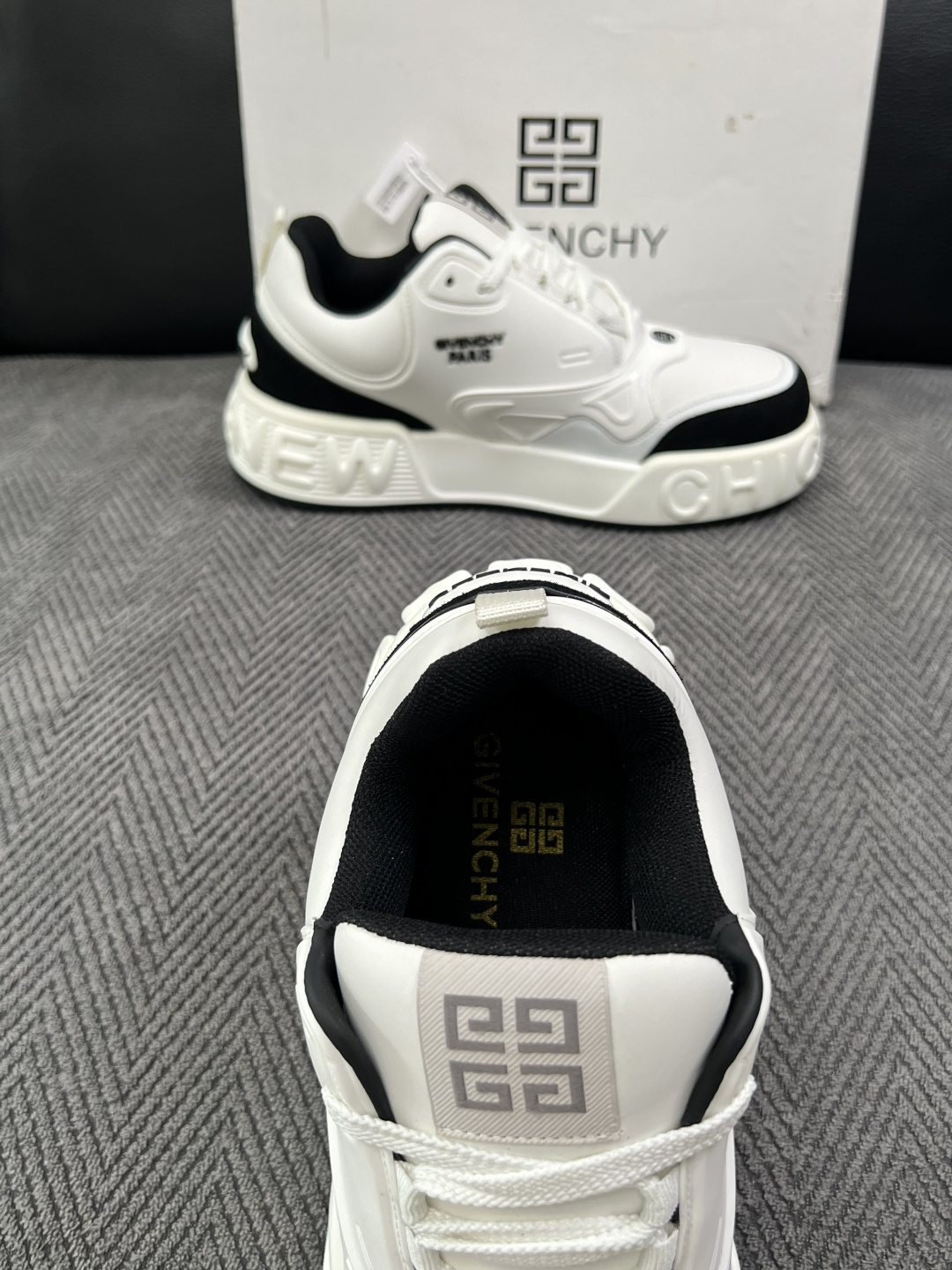 Givenchy 高品质  顶级工艺品  纪梵希 专柜同步原厂配置，意大利进口牛皮搭配面料，全鞋配件私模打造，柔软舒适网