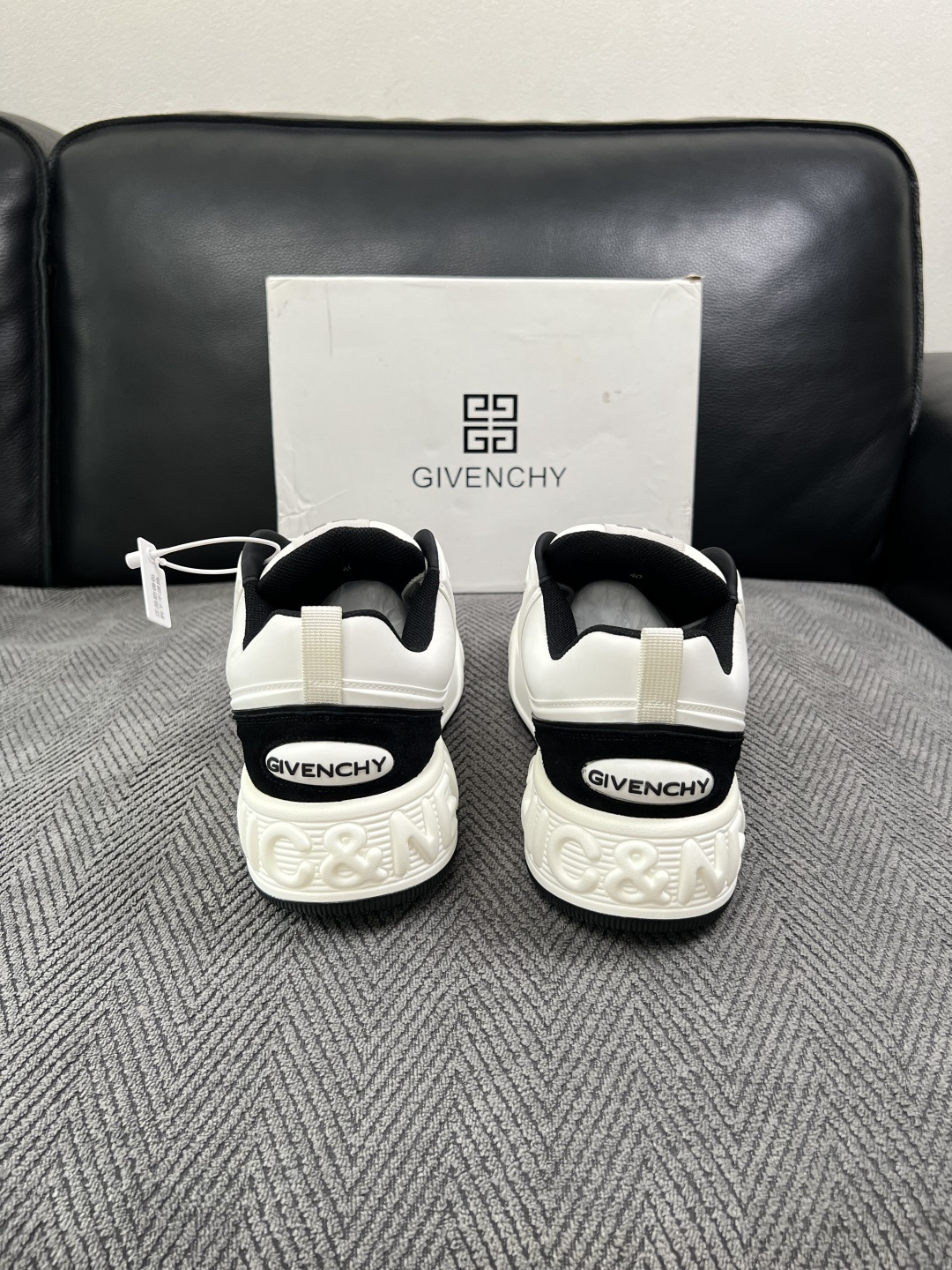 Givenchy 高品质  顶级工艺品  纪梵希 专柜同步原厂配置，意大利进口牛皮搭配面料，全鞋配件私模打造，柔软舒适网