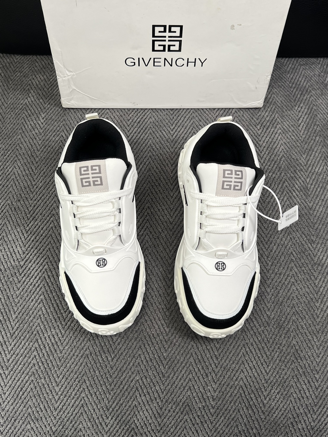 Givenchy 高品质  顶级工艺品  纪梵希 专柜同步原厂配置，意大利进口牛皮搭配面料，全鞋配件私模打造，柔软舒适网