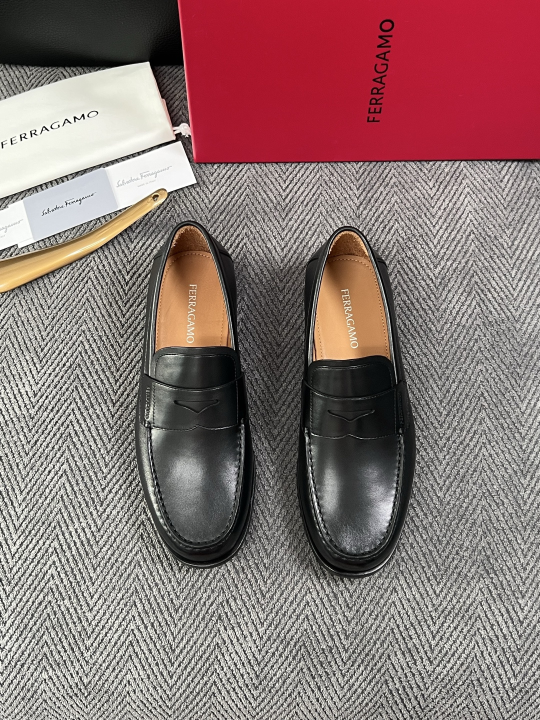 Ferragamo  高品质  顶级工艺品  菲拉格慕   皮鞋 专柜同步发售原厂配置，意大利进口原版牛皮，进口水染牛里