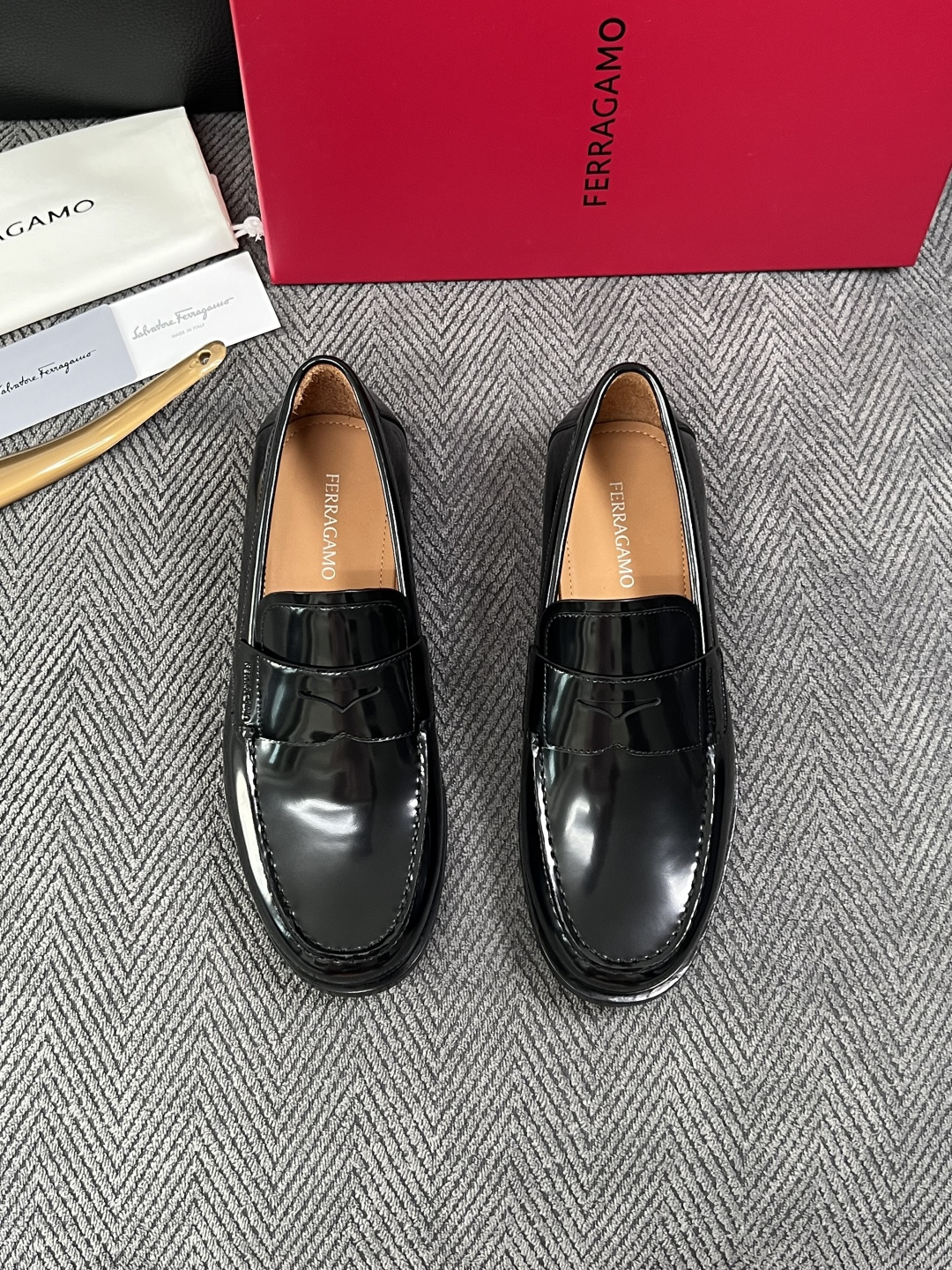 Ferragamo  高品质  顶级工艺品  菲拉格慕   皮鞋 专柜同步发售原厂配置，意大利进口原版牛皮，进口水染牛里