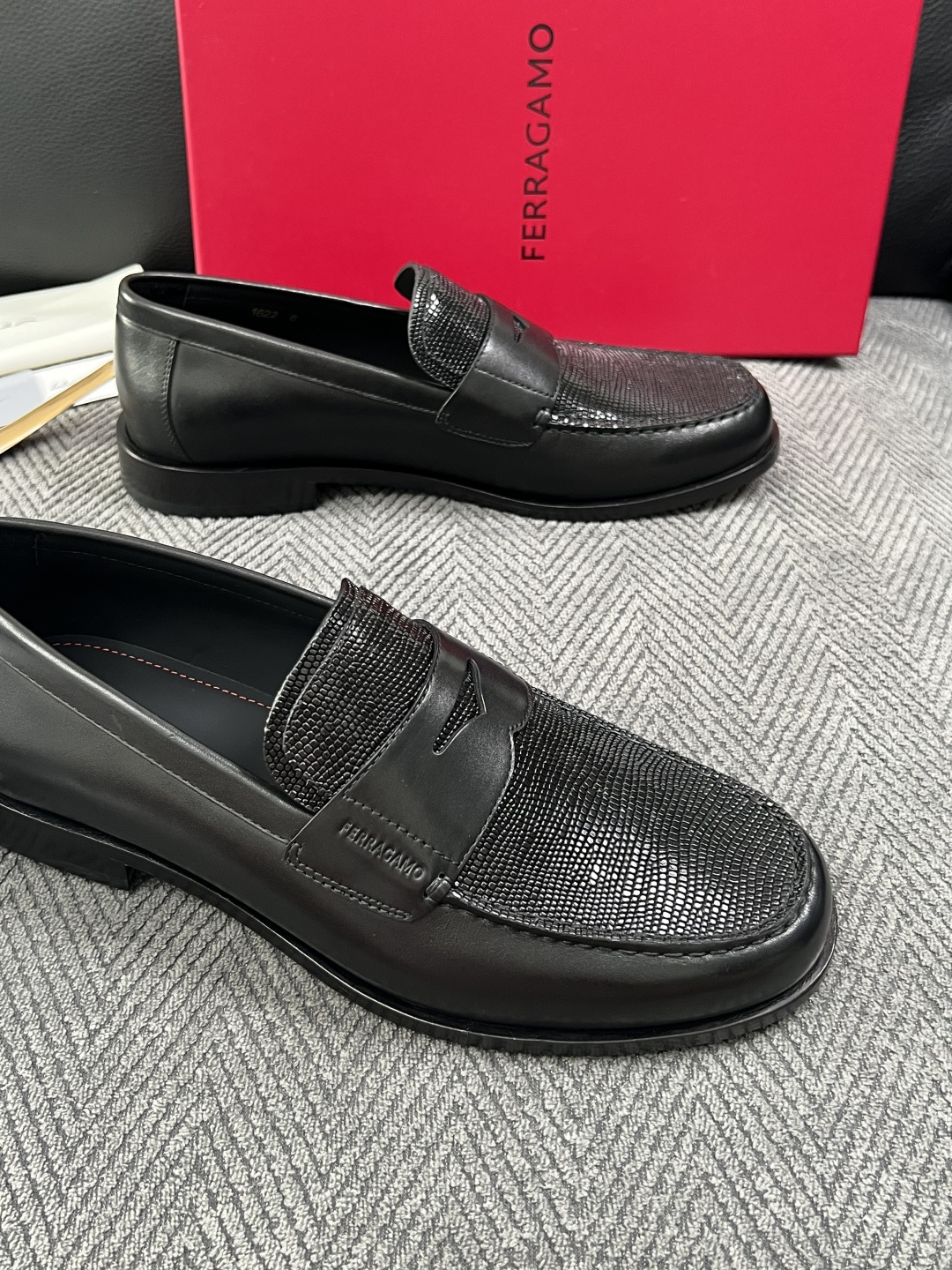 Ferragamo  高品质  顶级工艺品  菲拉格慕   皮鞋 专柜同步发售原厂配置，意大利进口原版牛皮，进口水染牛里