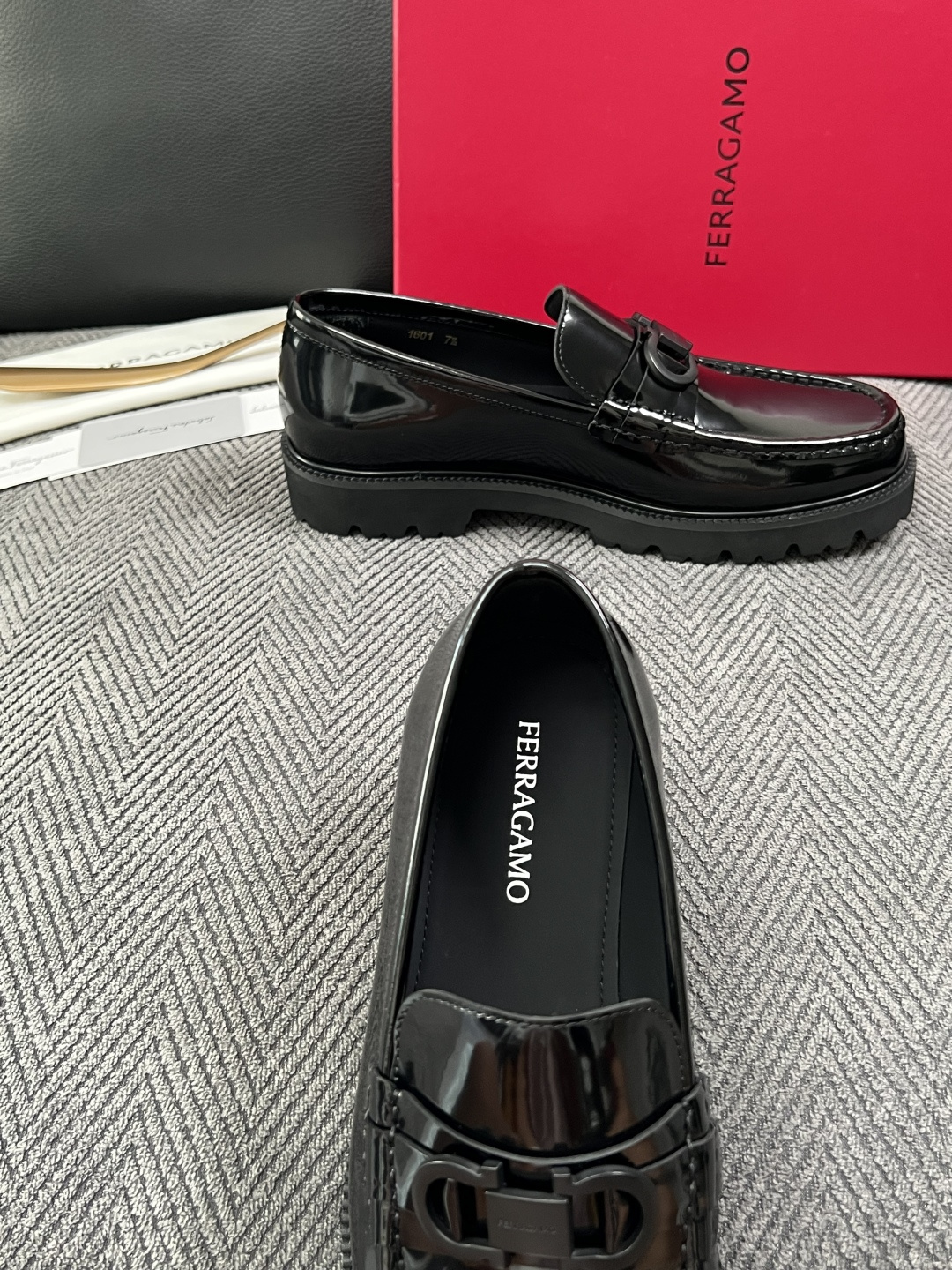 Ferragamo  高品质  顶级工艺品  菲拉格慕   皮鞋 专柜同步发售原厂配置，意大利进口原版牛皮，进口水染牛里