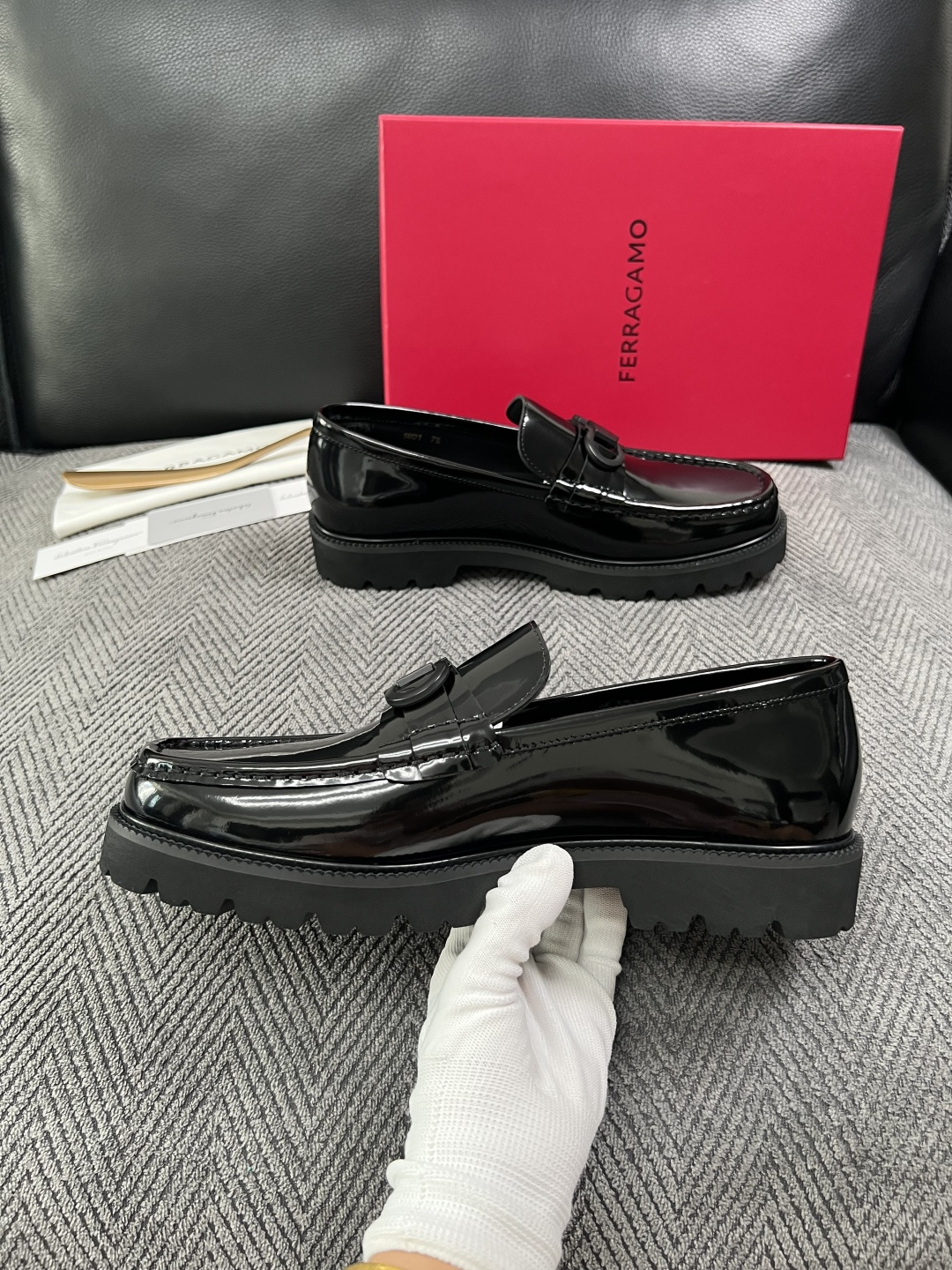 Ferragamo  高品质  顶级工艺品  菲拉格慕   皮鞋 专柜同步发售原厂配置，意大利进口原版牛皮，进口水染牛里