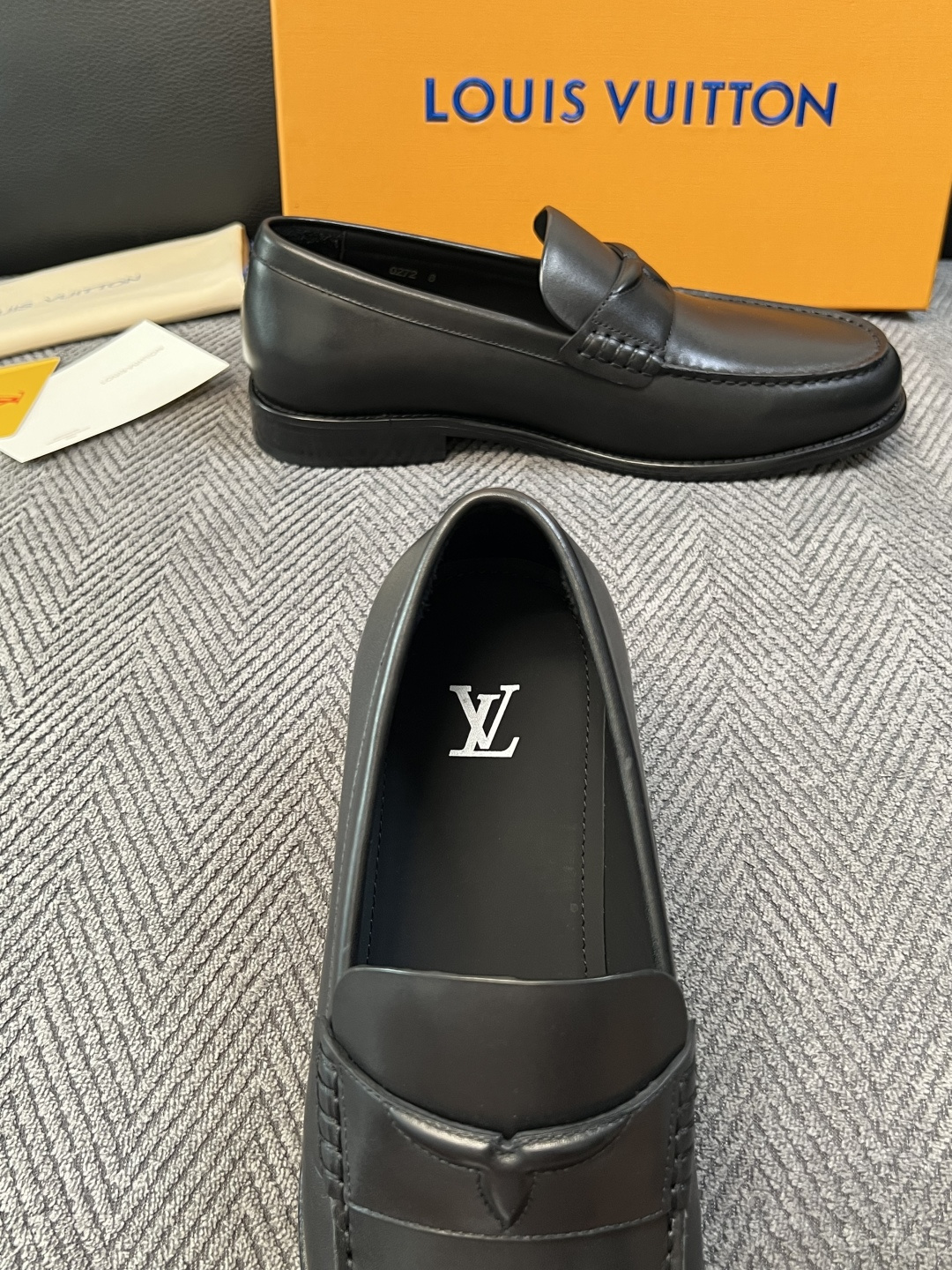 Lv  高品质  顶级工艺品   路易威登 皮鞋专柜同步原厂配置，鞋面意大利进口，进口水染牛皮内里，鞋底：原厂特供原版真
