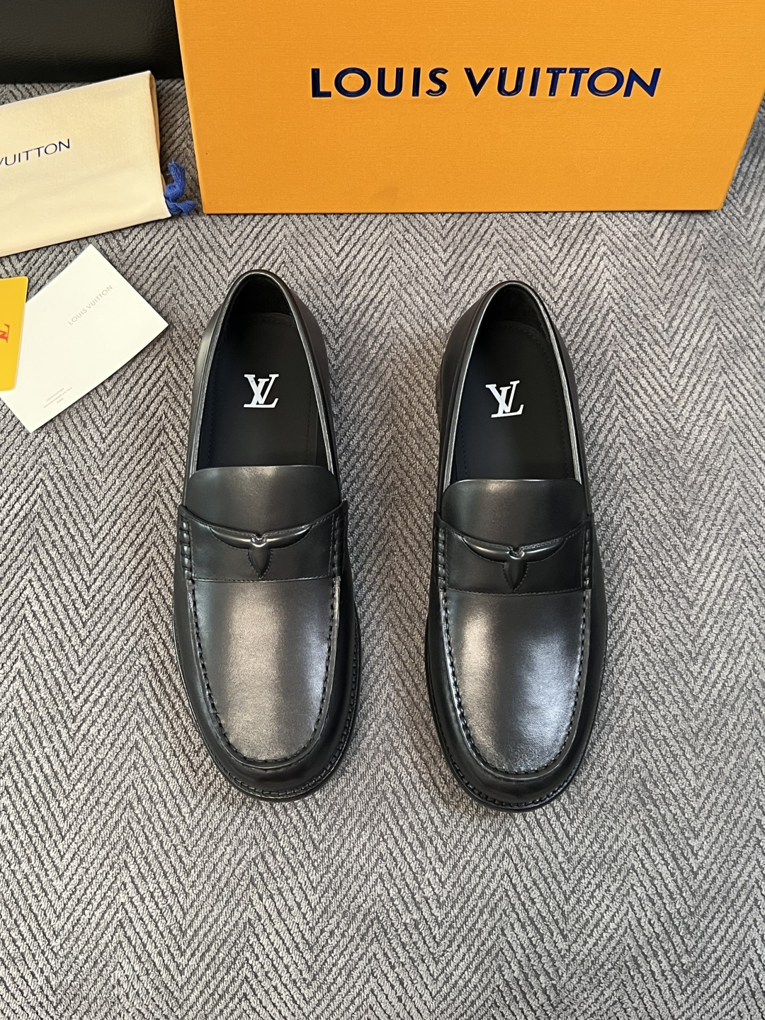 Lv  高品质  顶级工艺品   路易威登 皮鞋专柜同步原厂配置，鞋面意大利进口，进口水染牛皮内里，鞋底：原厂特供原版真