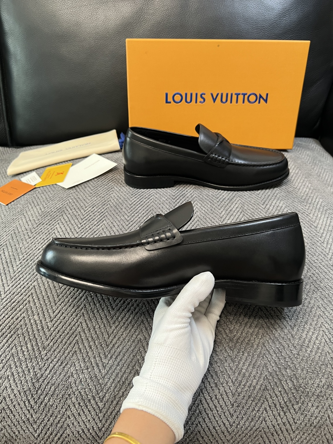 Lv  高品质  顶级工艺品   路易威登 皮鞋专柜同步原厂配置，鞋面意大利进口，进口水染牛皮内里，鞋底：原厂特供原版真