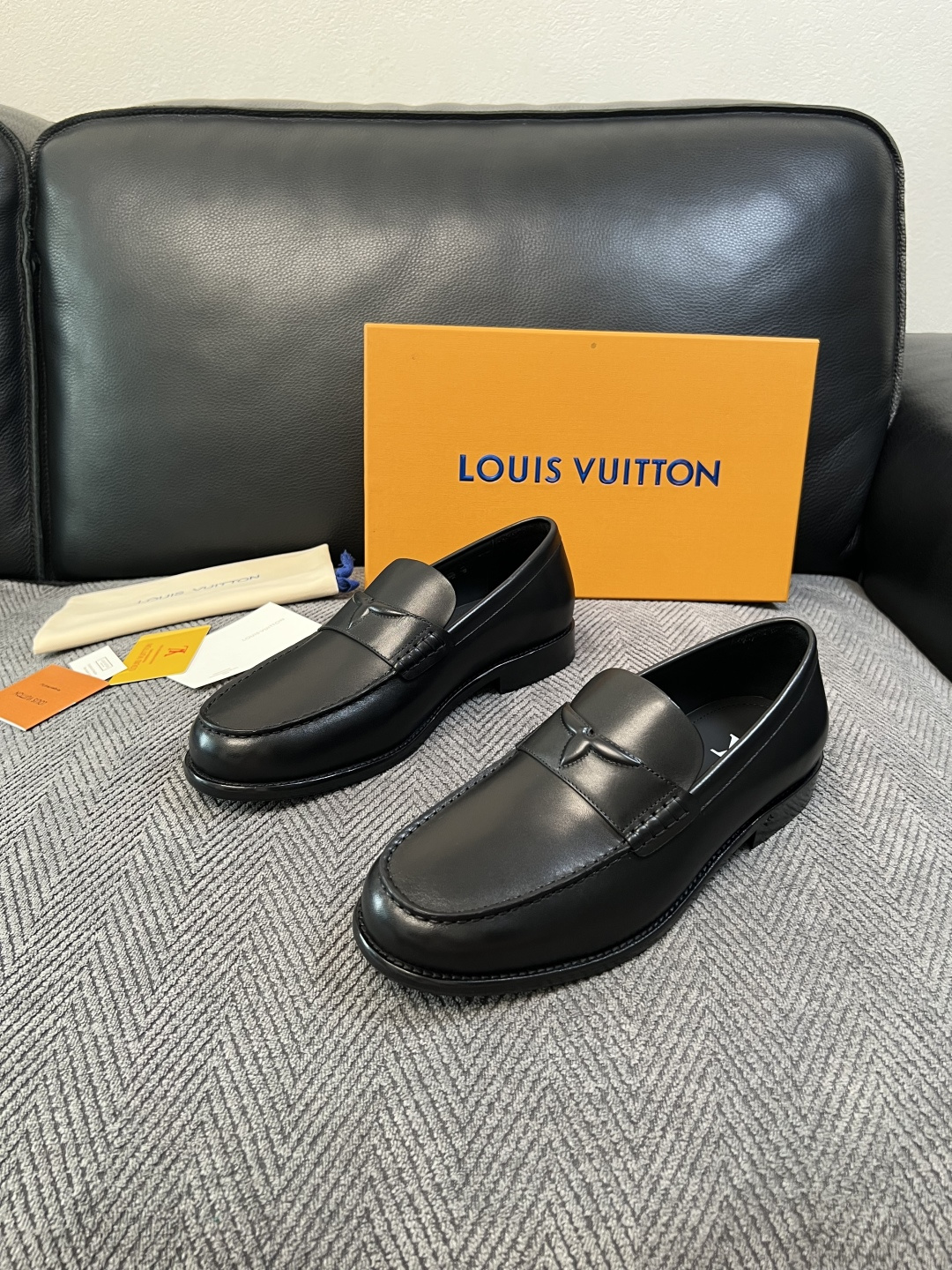 Lv  高品质  顶级工艺品   路易威登 皮鞋专柜同步原厂配置，鞋面意大利进口，进口水染牛皮内里，鞋底：原厂特供原版真