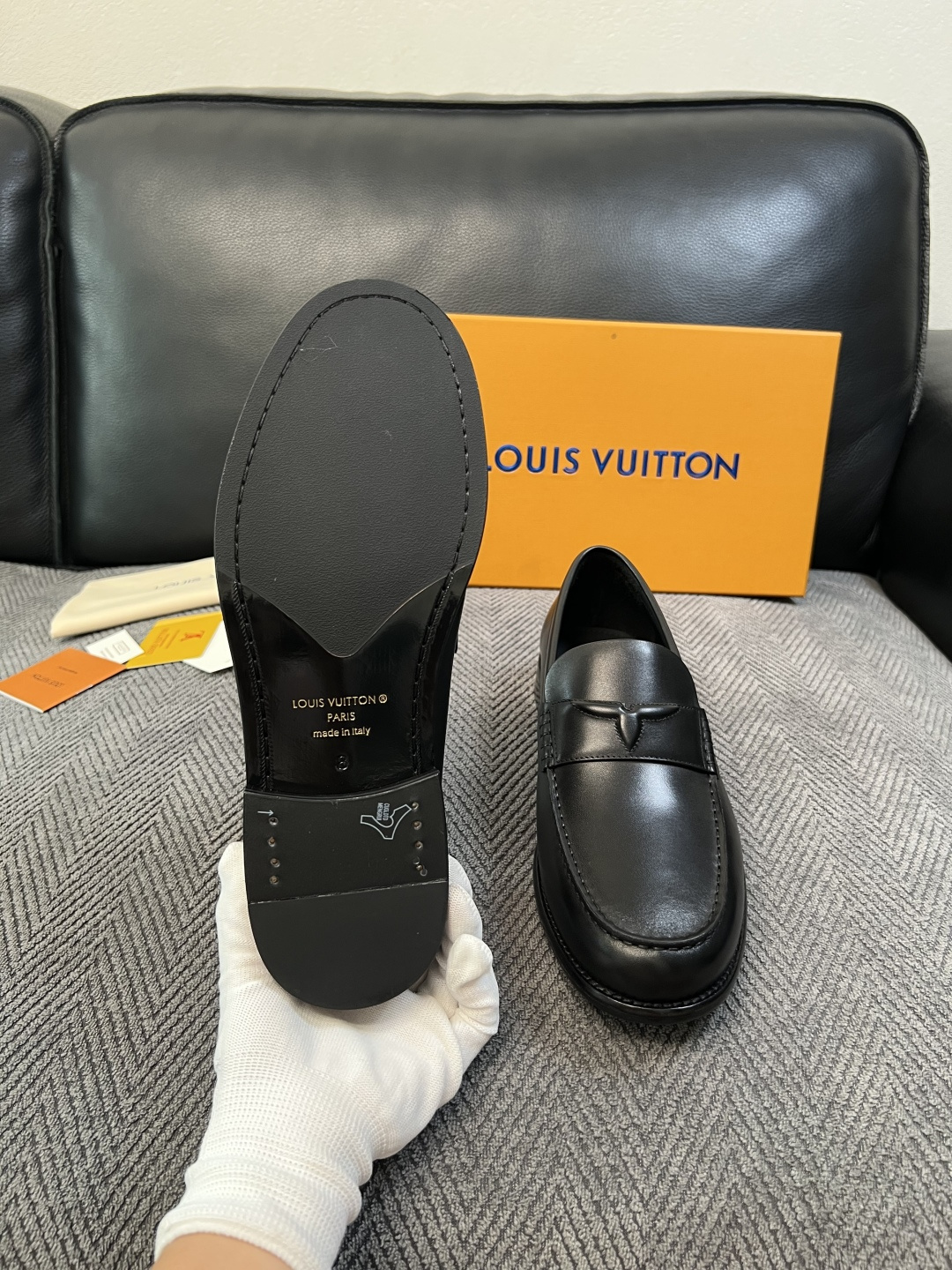 Lv  高品质  顶级工艺品   路易威登 皮鞋专柜同步原厂配置，鞋面意大利进口，进口水染牛皮内里，鞋底：原厂特供原版真