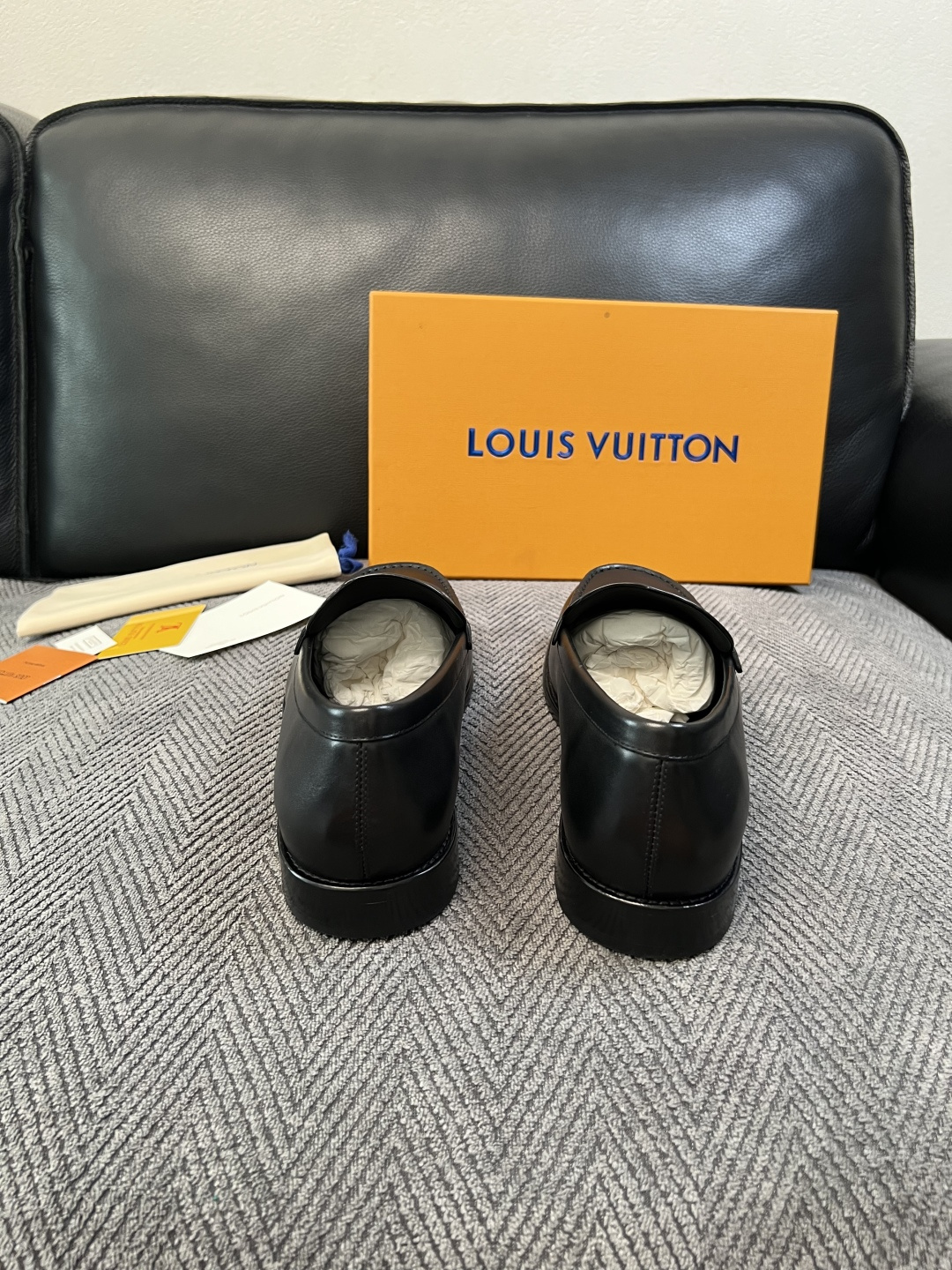 Lv  高品质  顶级工艺品   路易威登 皮鞋专柜同步原厂配置，鞋面意大利进口，进口水染牛皮内里，鞋底：原厂特供原版真