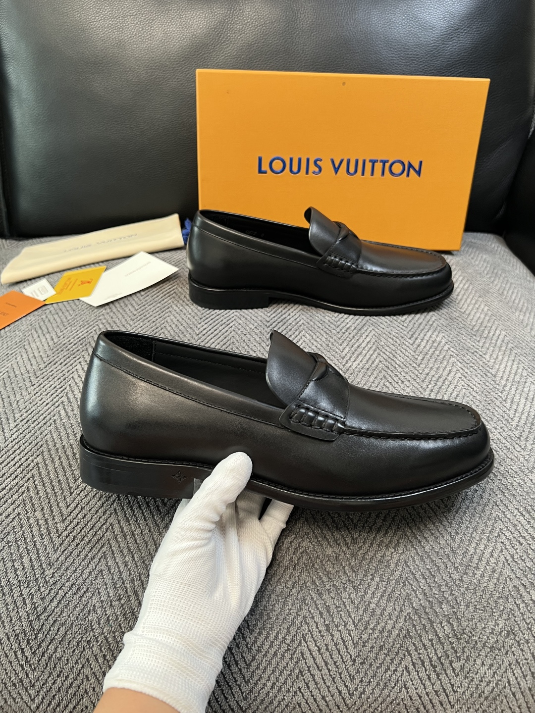 Lv  高品质  顶级工艺品   路易威登 皮鞋专柜同步原厂配置，鞋面意大利进口，进口水染牛皮内里，鞋底：原厂特供原版真
