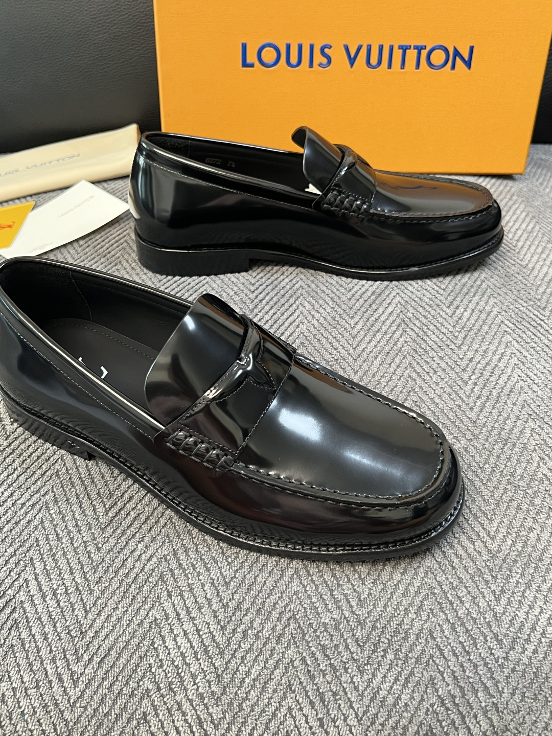 Lv  高品质  顶级工艺品   路易威登 皮鞋专柜同步原厂配置，鞋面意大利进口，进口水染牛皮内里，鞋底：原厂特供原版真