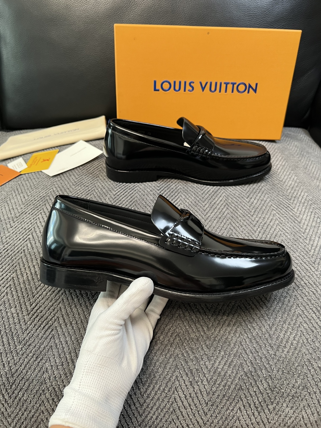 Lv  高品质  顶级工艺品   路易威登 皮鞋专柜同步原厂配置，鞋面意大利进口，进口水染牛皮内里，鞋底：原厂特供原版真