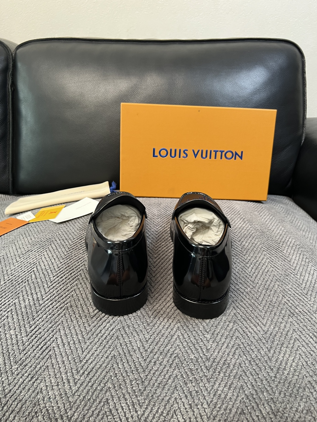 Lv  高品质  顶级工艺品   路易威登 皮鞋专柜同步原厂配置，鞋面意大利进口，进口水染牛皮内里，鞋底：原厂特供原版真