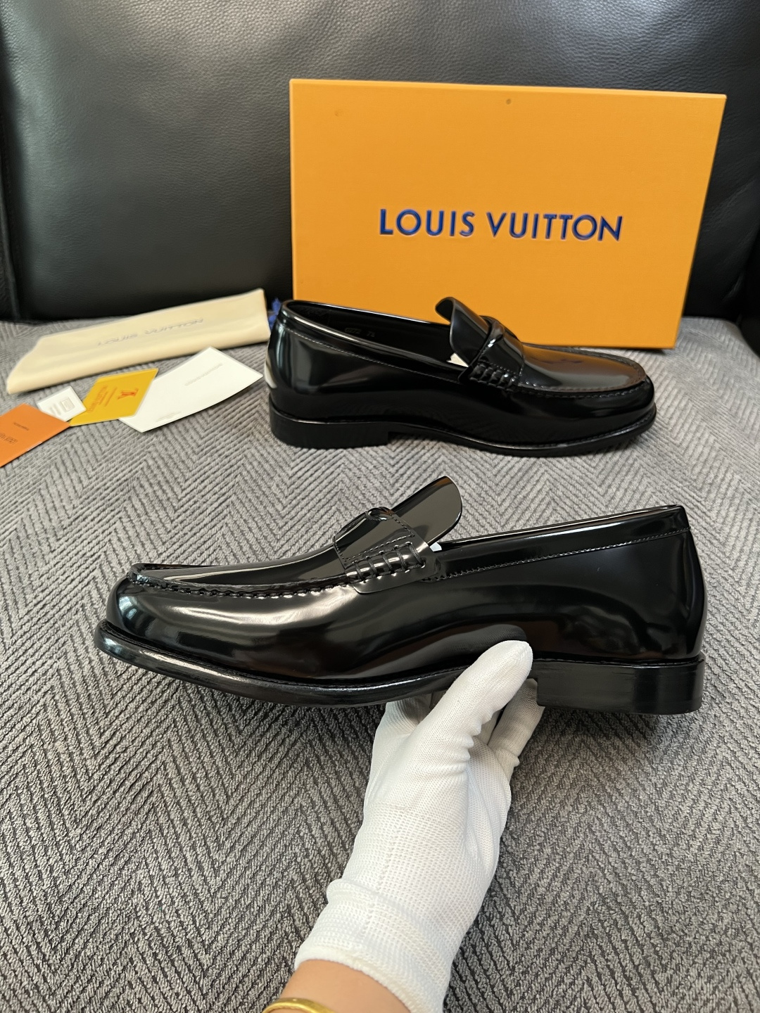 Lv  高品质  顶级工艺品   路易威登 皮鞋专柜同步原厂配置，鞋面意大利进口，进口水染牛皮内里，鞋底：原厂特供原版真