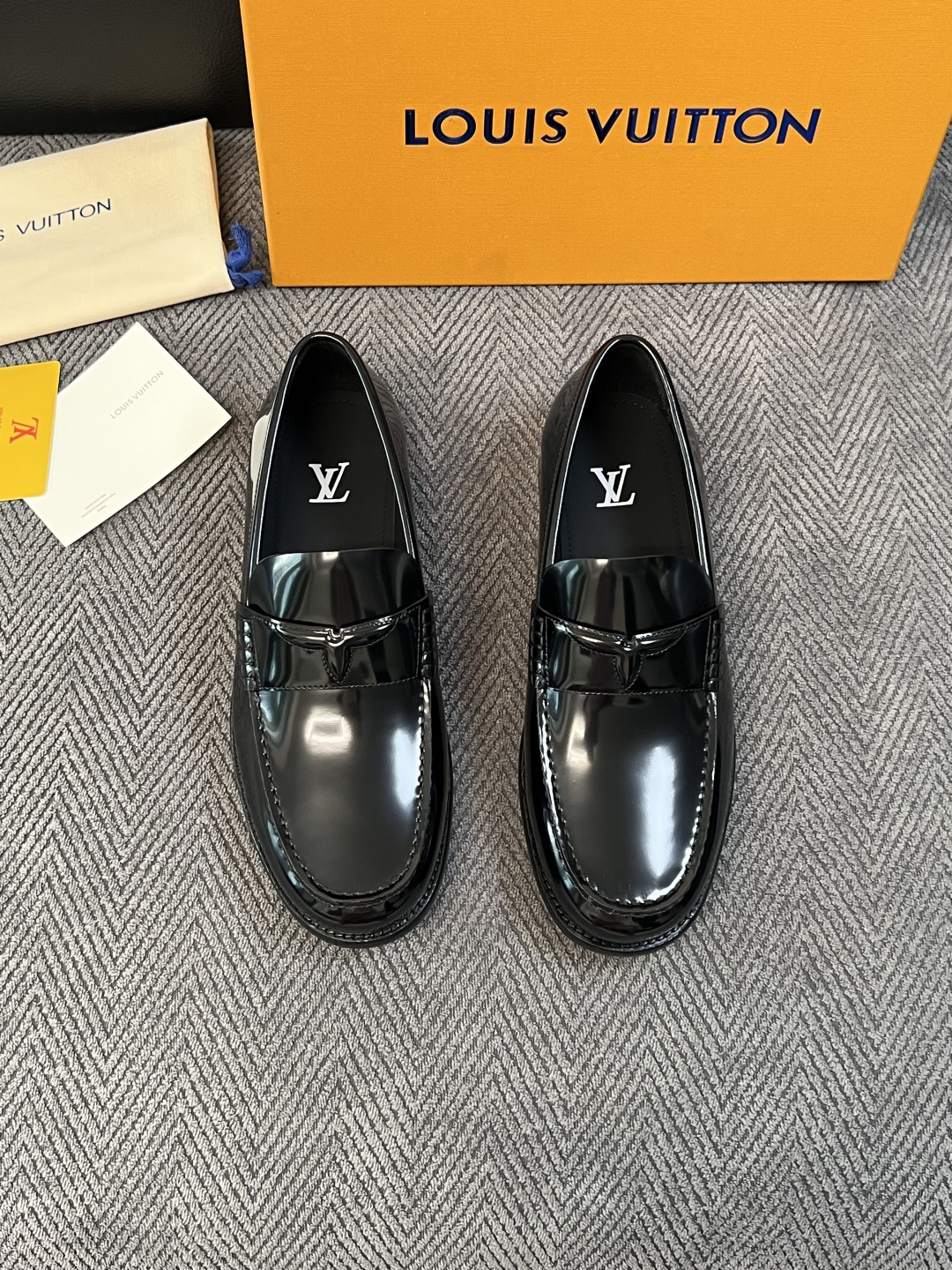 Lv  高品质  顶级工艺品   路易威登 皮鞋专柜同步原厂配置，鞋面意大利进口，进口水染牛皮内里，鞋底：原厂特供原版真