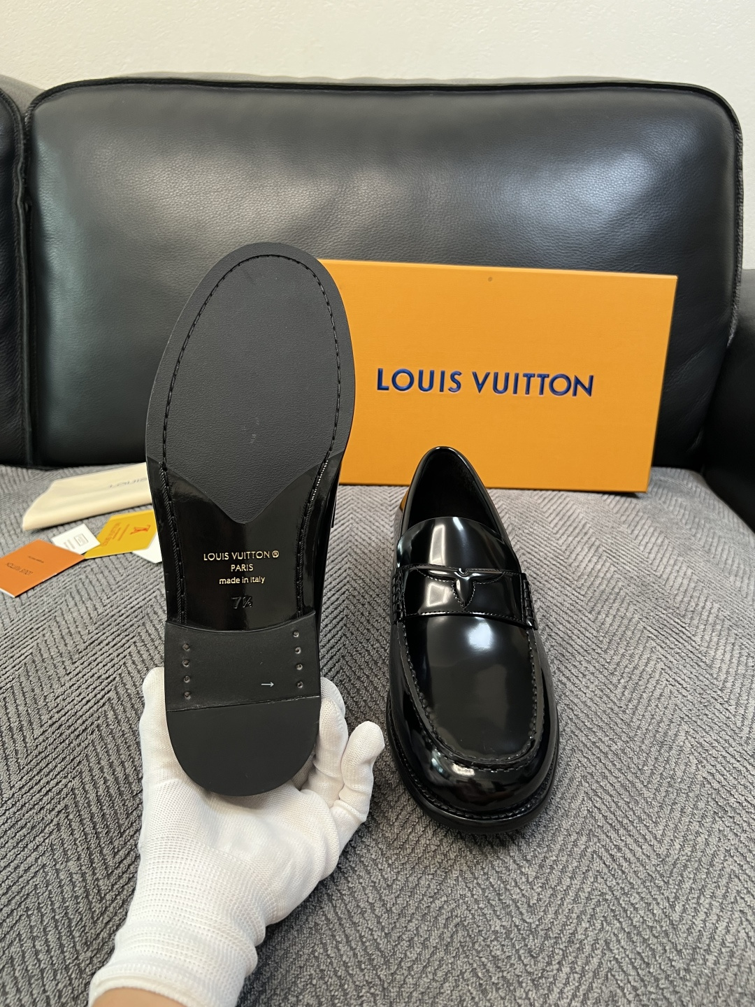 Lv  高品质  顶级工艺品   路易威登 皮鞋专柜同步原厂配置，鞋面意大利进口，进口水染牛皮内里，鞋底：原厂特供原版真
