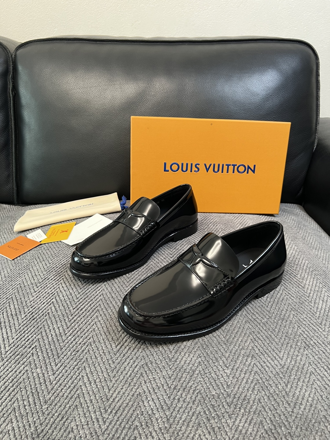 Lv  高品质  顶级工艺品   路易威登 皮鞋专柜同步原厂配置，鞋面意大利进口，进口水染牛皮内里，鞋底：原厂特供原版真