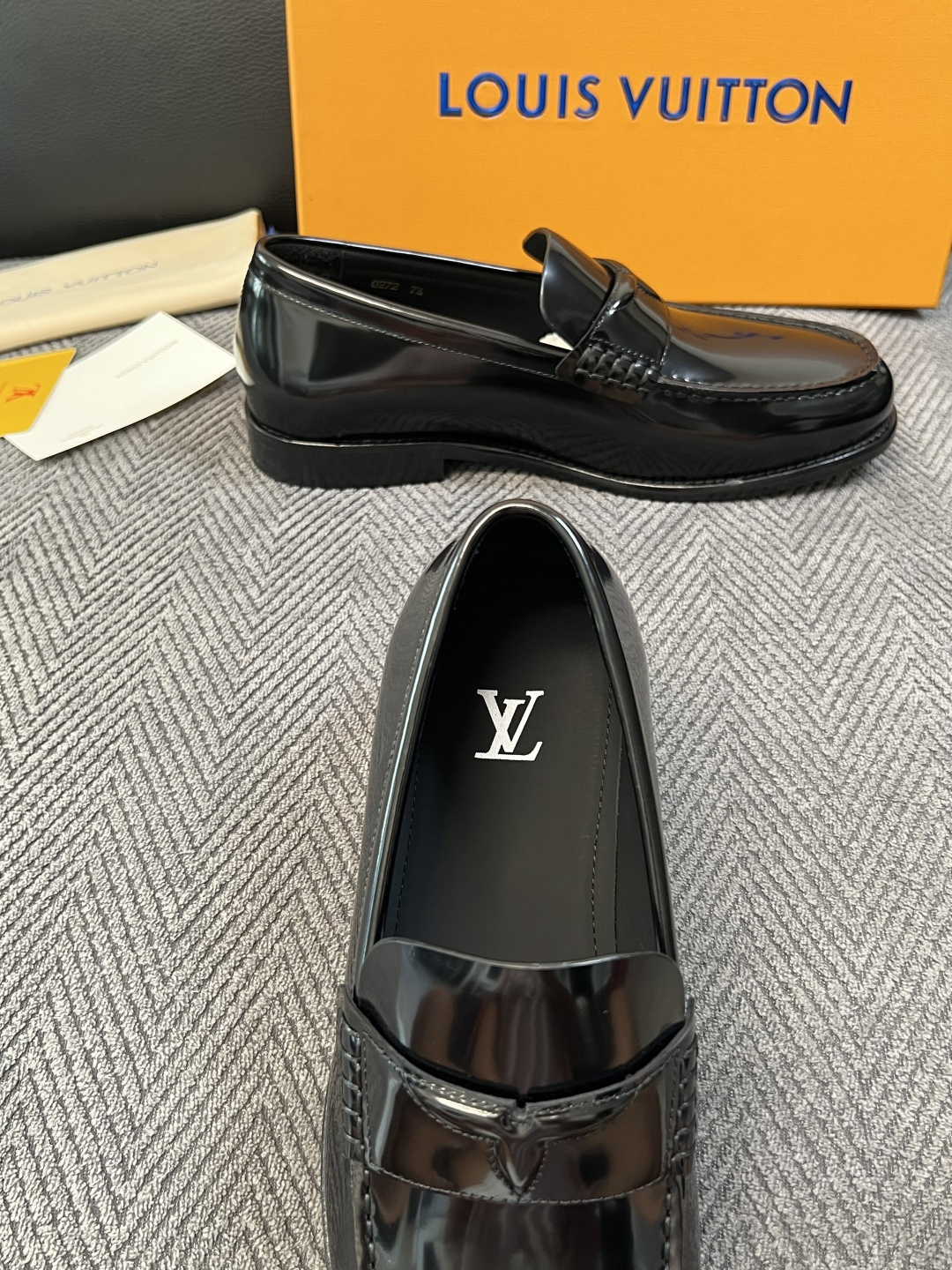 Lv  高品质  顶级工艺品   路易威登 皮鞋专柜同步原厂配置，鞋面意大利进口，进口水染牛皮内里，鞋底：原厂特供原版真