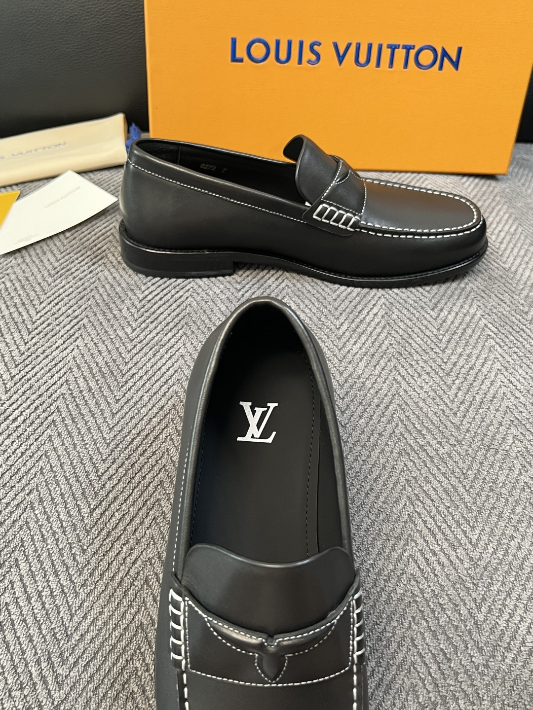 Lv  高品质  顶级工艺品   路易威登 皮鞋专柜同步原厂配置，鞋面意大利进口，进口水染牛皮内里，鞋底：原厂特供原版真
