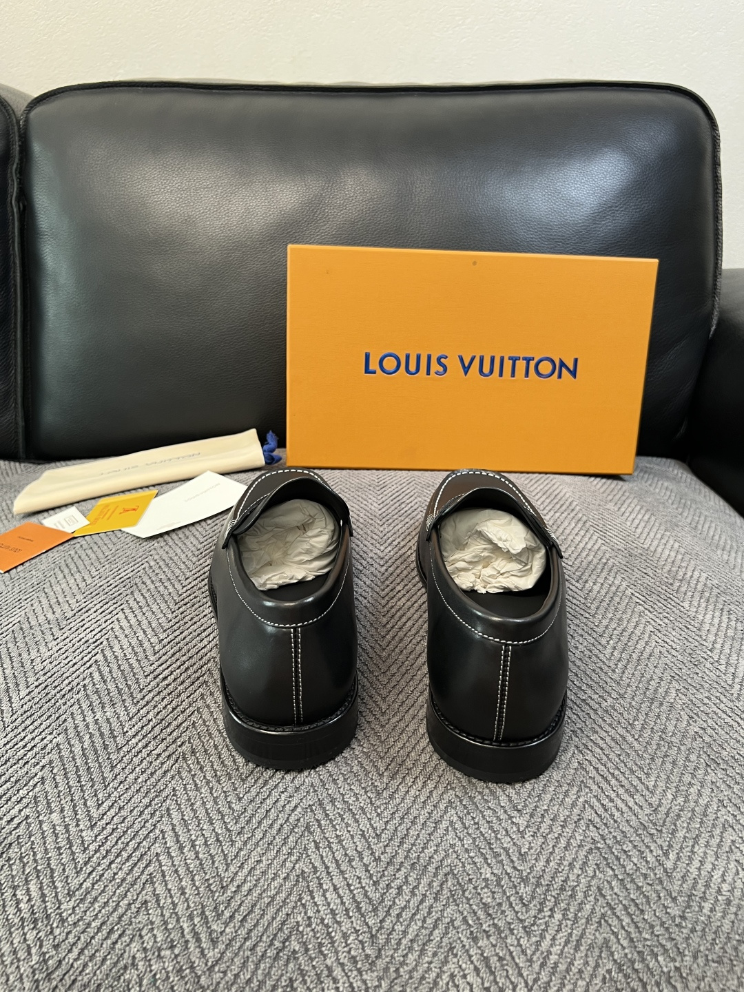 Lv  高品质  顶级工艺品   路易威登 皮鞋专柜同步原厂配置，鞋面意大利进口，进口水染牛皮内里，鞋底：原厂特供原版真
