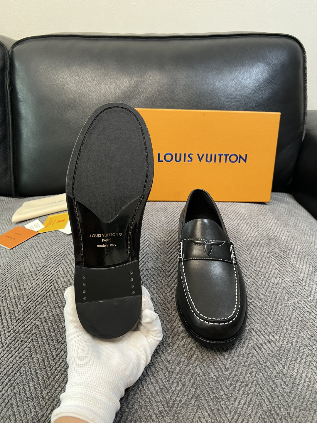 Lv  高品质  顶级工艺品   路易威登 皮鞋专柜同步原厂配置，鞋面意大利进口，进口水染牛皮内里，鞋底：原厂特供原版真