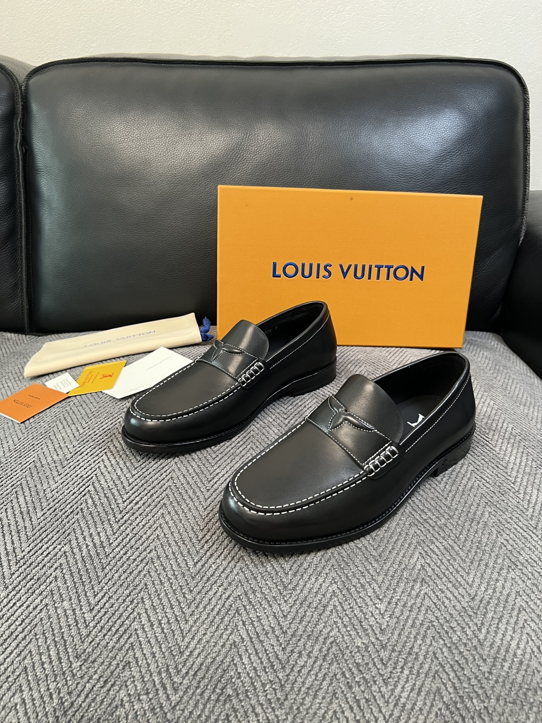Lv  高品质  顶级工艺品   路易威登 皮鞋专柜同步原厂配置，鞋面意大利进口，进口水染牛皮内里，鞋底：原厂特供原版真