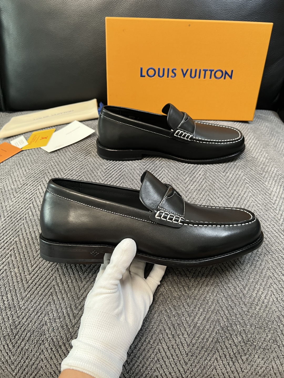 Lv  高品质  顶级工艺品   路易威登 皮鞋专柜同步原厂配置，鞋面意大利进口，进口水染牛皮内里，鞋底：原厂特供原版真