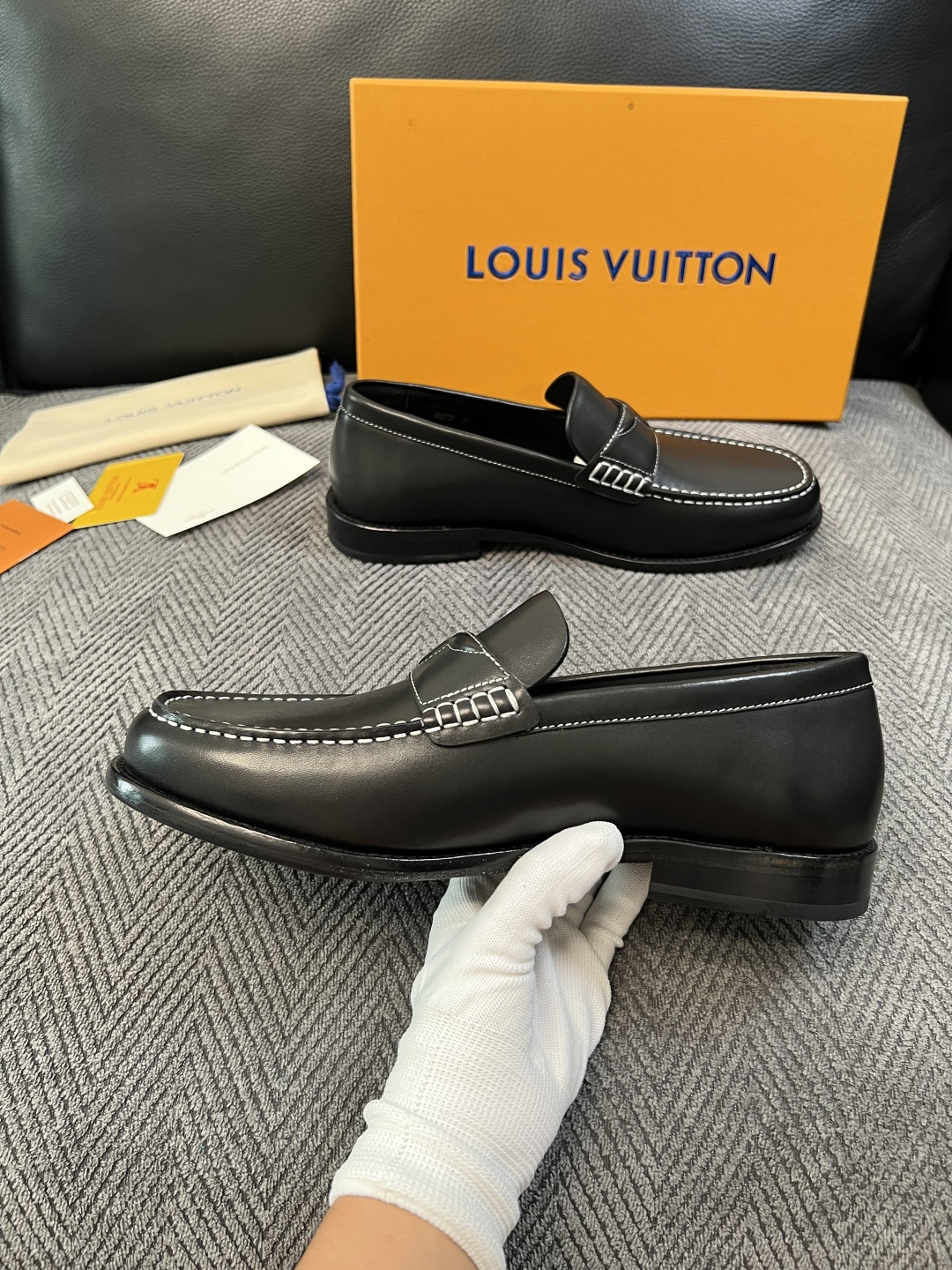 Lv  高品质  顶级工艺品   路易威登 皮鞋专柜同步原厂配置，鞋面意大利进口，进口水染牛皮内里，鞋底：原厂特供原版真