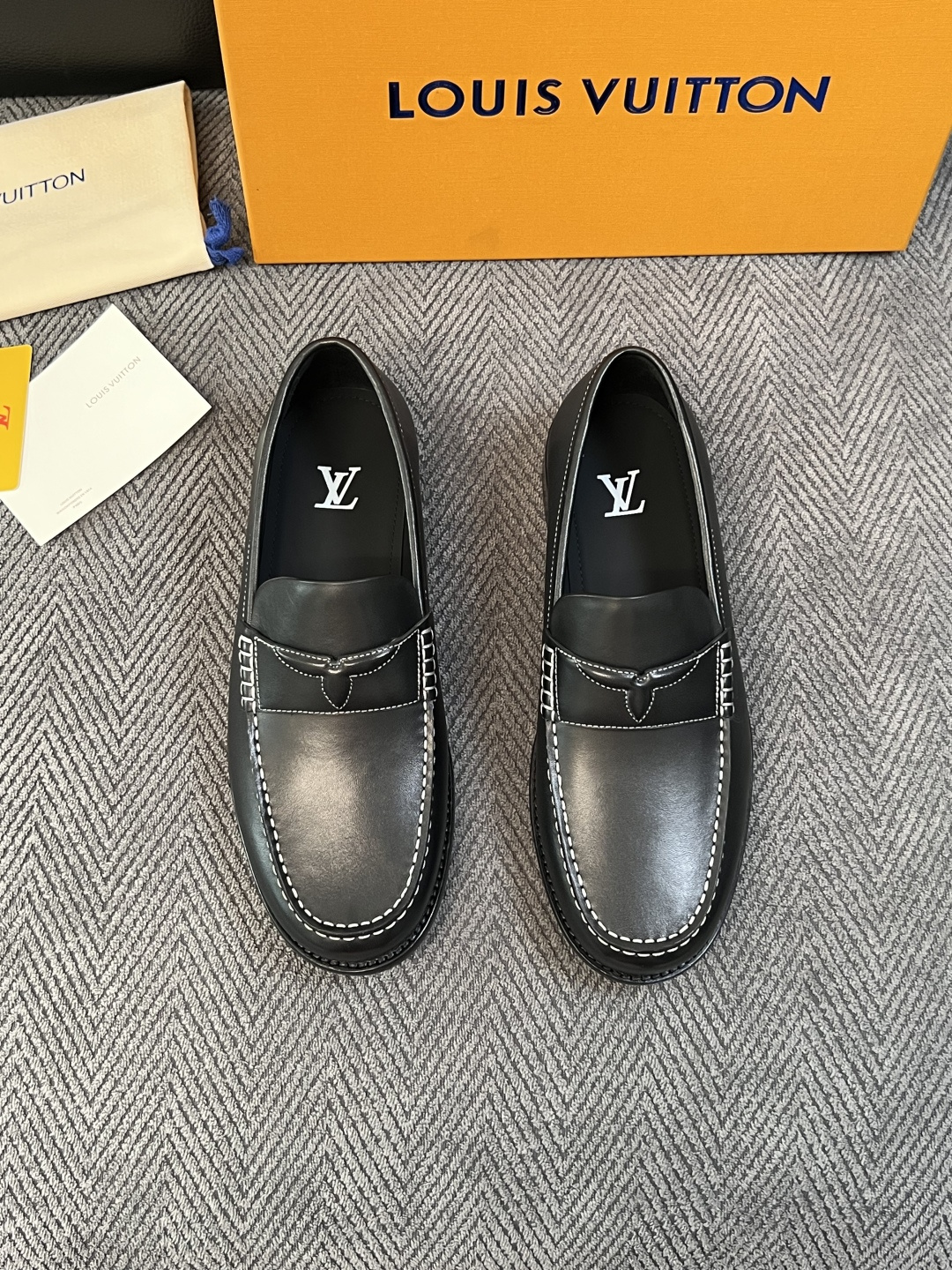 Lv  高品质  顶级工艺品   路易威登 皮鞋专柜同步原厂配置，鞋面意大利进口，进口水染牛皮内里，鞋底：原厂特供原版真