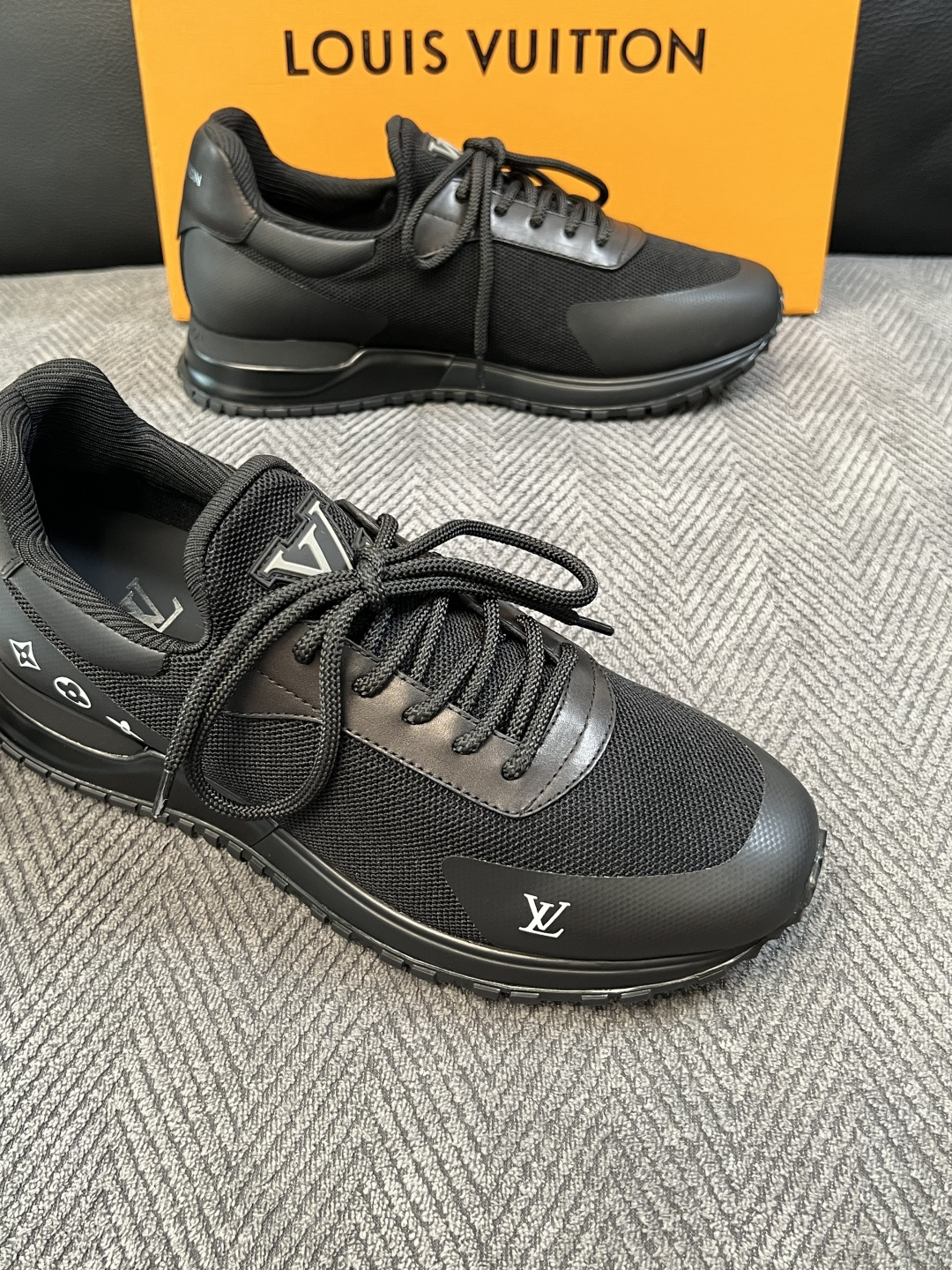 Lv  高品质  顶级工艺品  路易威登，运动板鞋专柜同步，鞋面意大利进口飞织面料，高品质拼接缤纷色彩复杂工艺品，进口牛