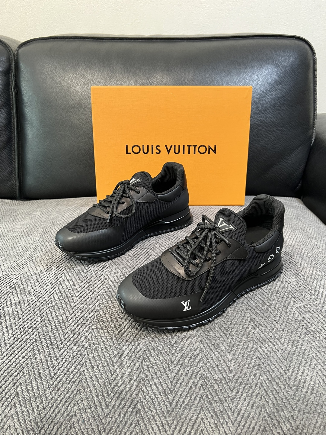Lv  高品质  顶级工艺品  路易威登，运动板鞋专柜同步，鞋面意大利进口飞织面料，高品质拼接缤纷色彩复杂工艺品，进口牛