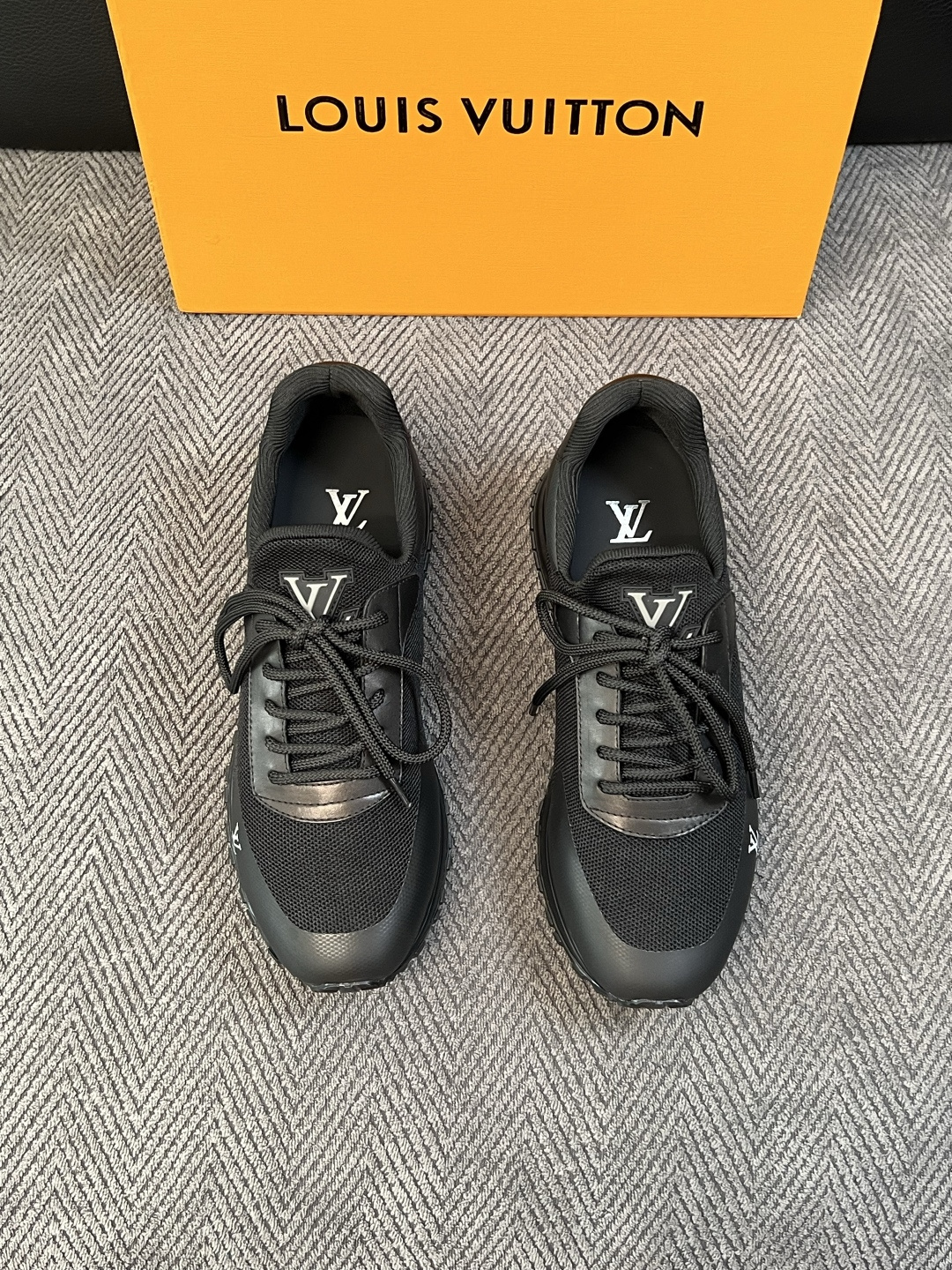 Lv  高品质  顶级工艺品  路易威登，运动板鞋专柜同步，鞋面意大利进口飞织面料，高品质拼接缤纷色彩复杂工艺品，进口牛