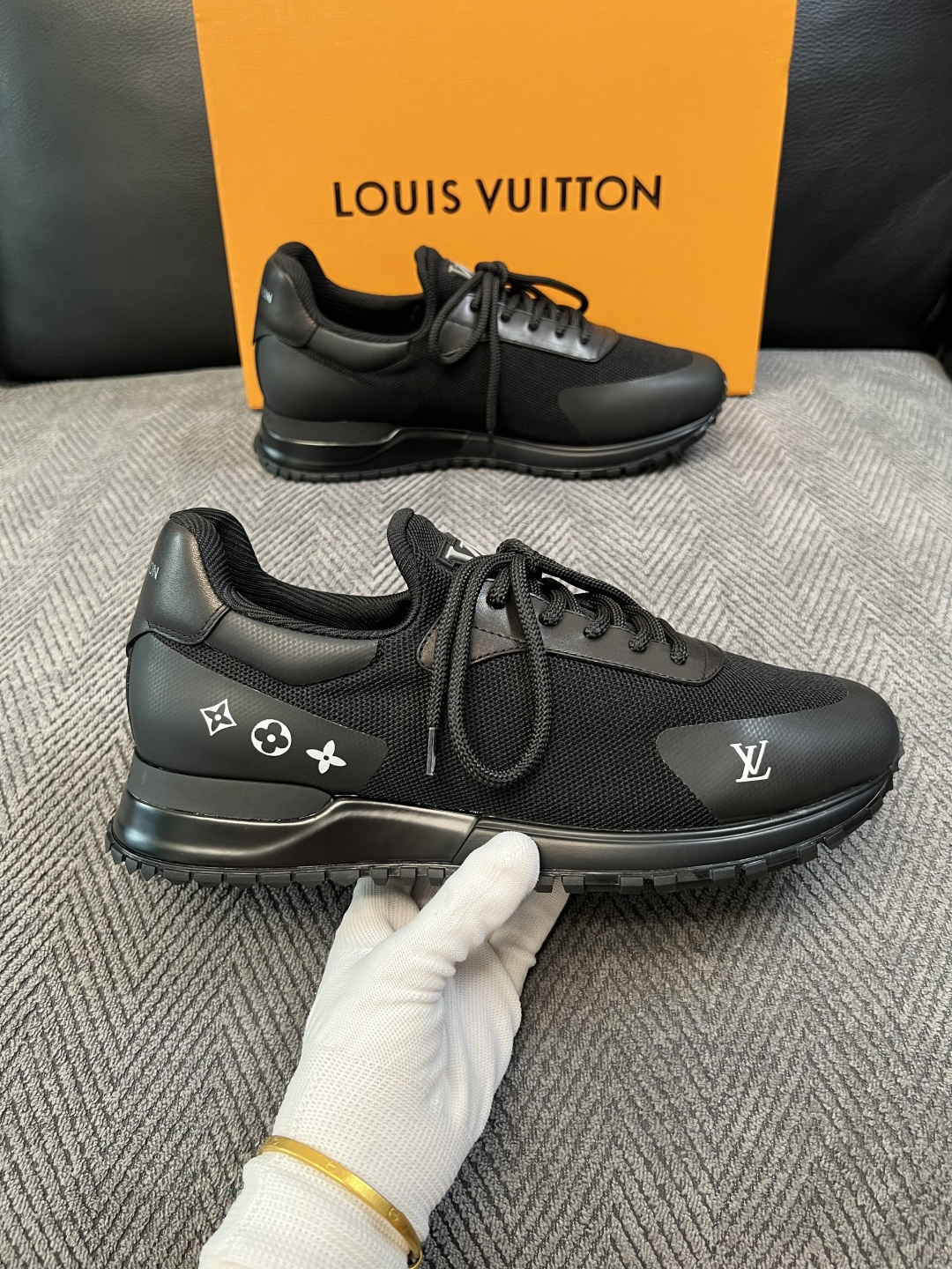 Lv  高品质  顶级工艺品  路易威登，运动板鞋专柜同步，鞋面意大利进口飞织面料，高品质拼接缤纷色彩复杂工艺品，进口牛