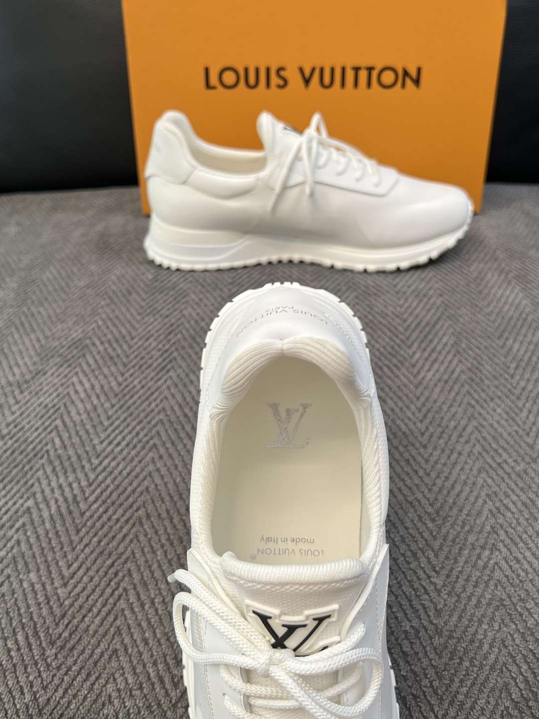 Lv  高品质  顶级工艺品  路易威登，运动板鞋专柜同步，鞋面意大利进口飞织面料，高品质拼接缤纷色彩复杂工艺品，进口牛